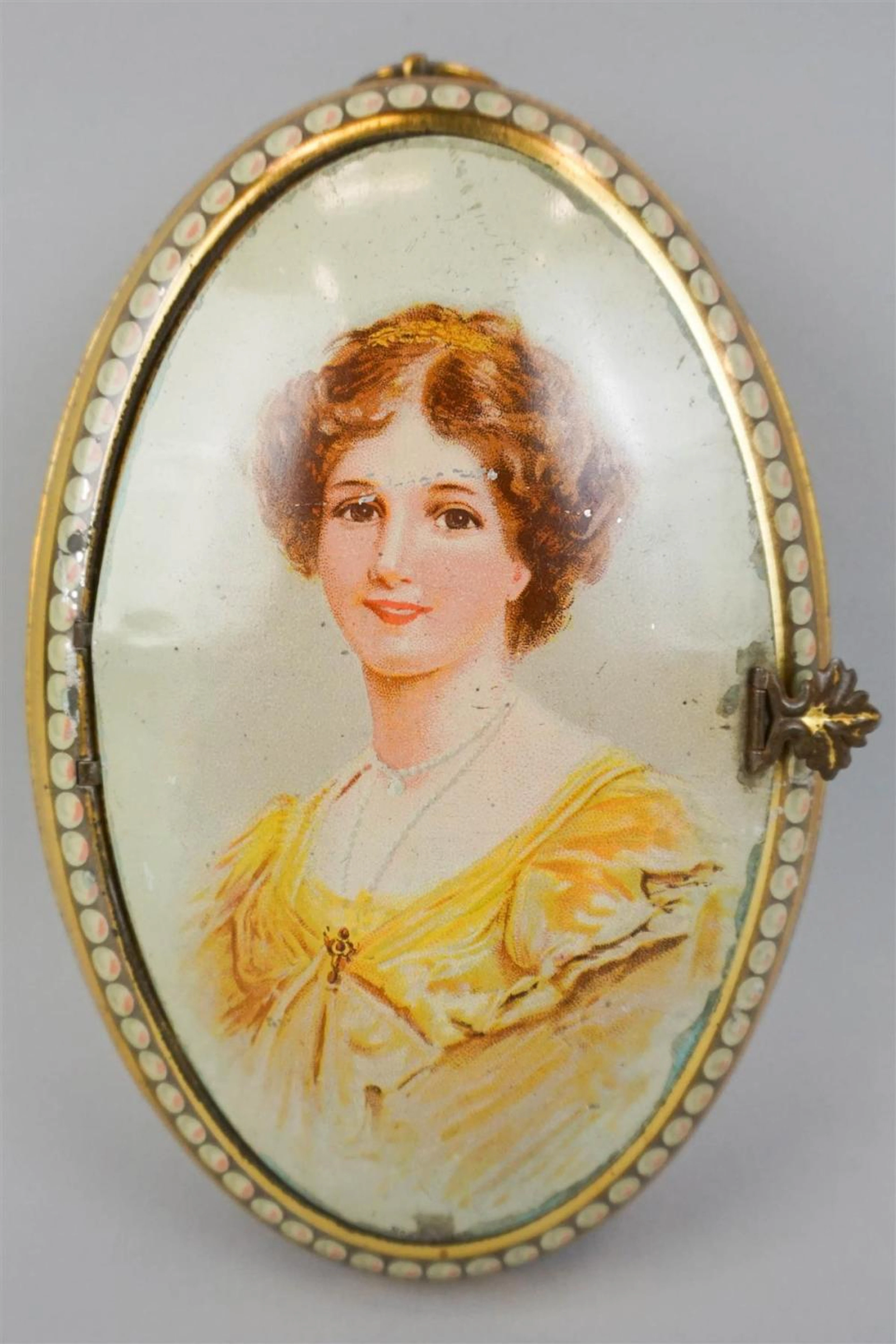 OVAL PORTRAIT TIN, HUNTLEY AND PALMERS BISCUITS, LONDON