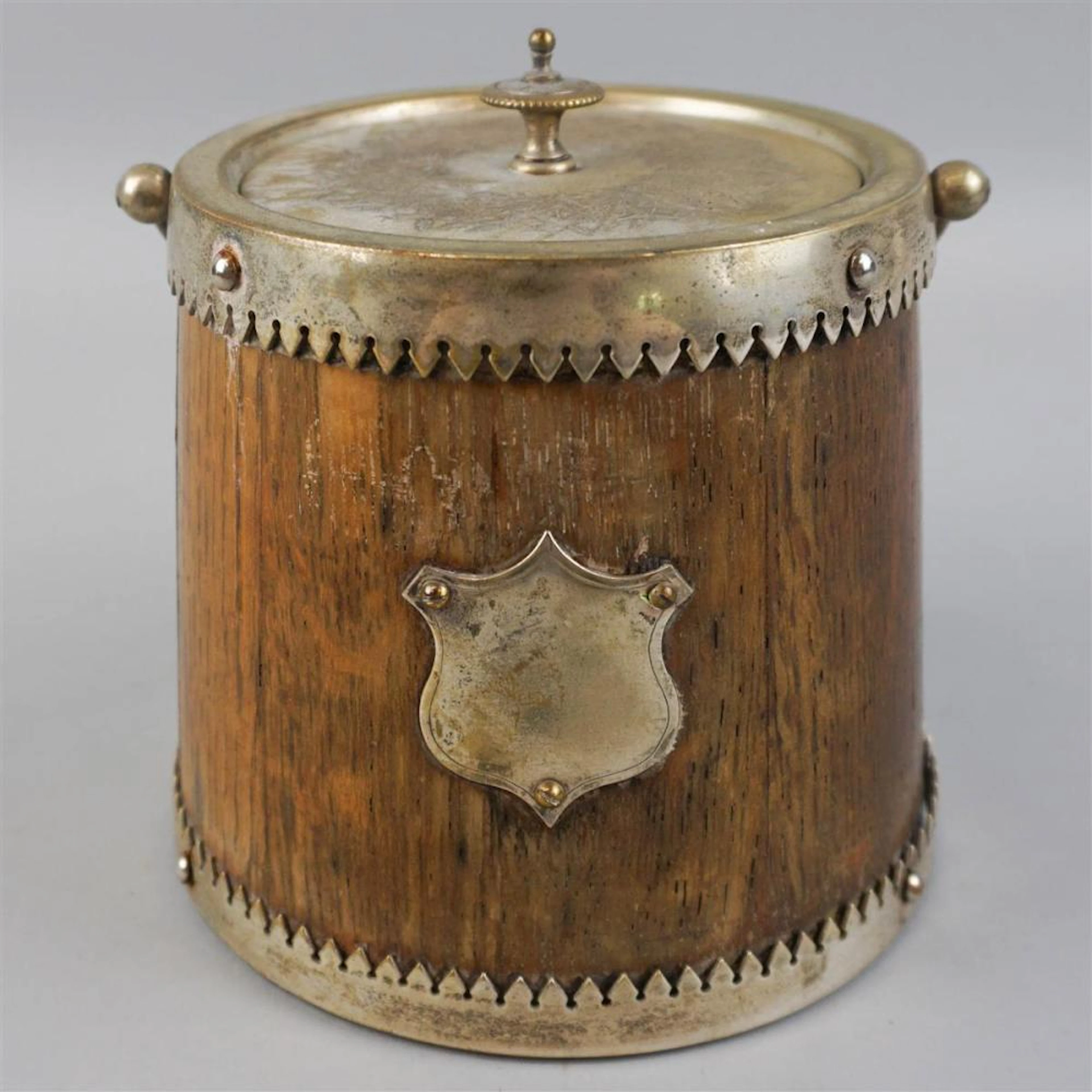 ENGLISH BARREL-SHAPED ICE BUCKET WITH SILVERPLATED LID