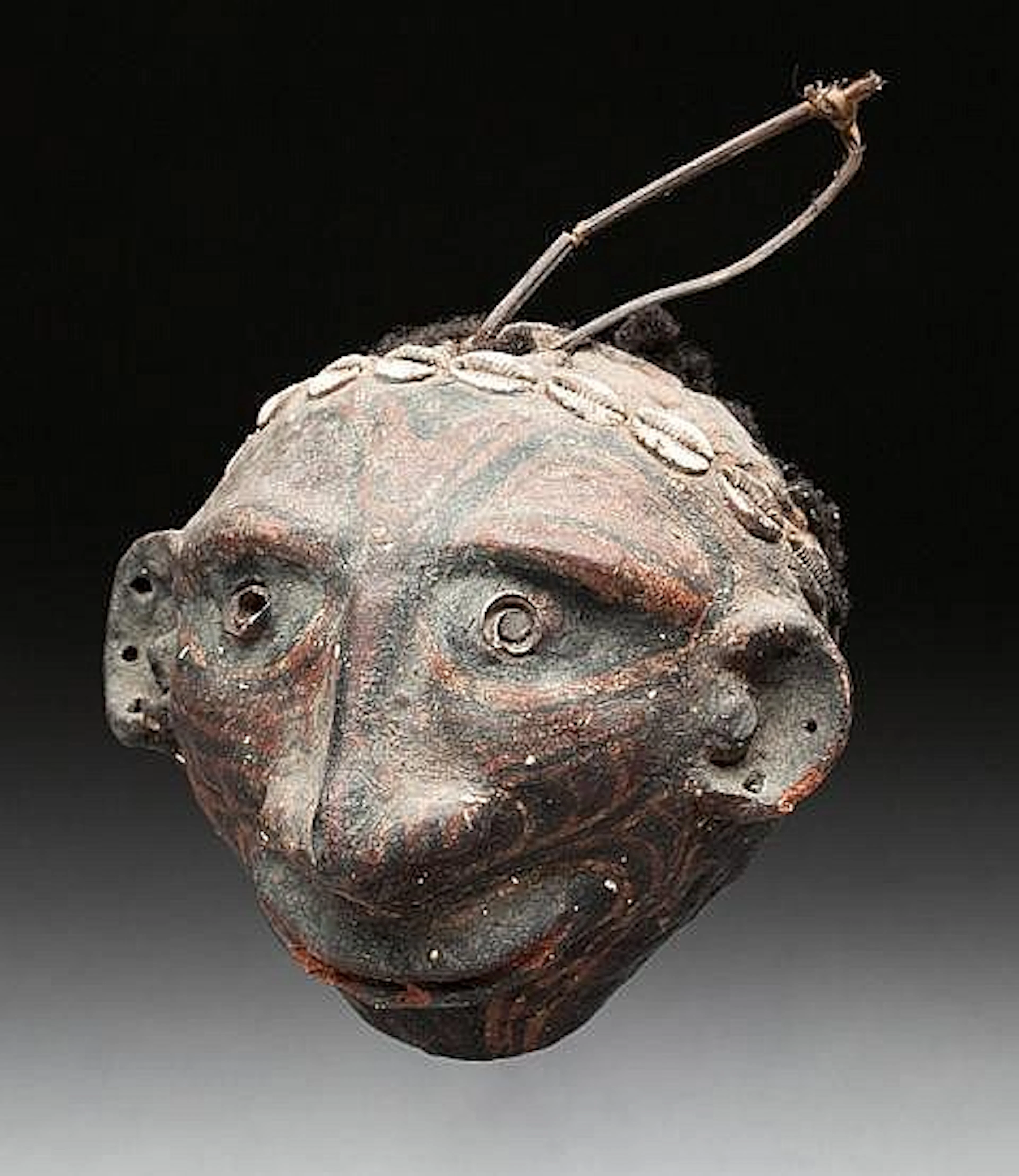 Pseudo tête trophée en terre agrémentée d'un beau décor de p