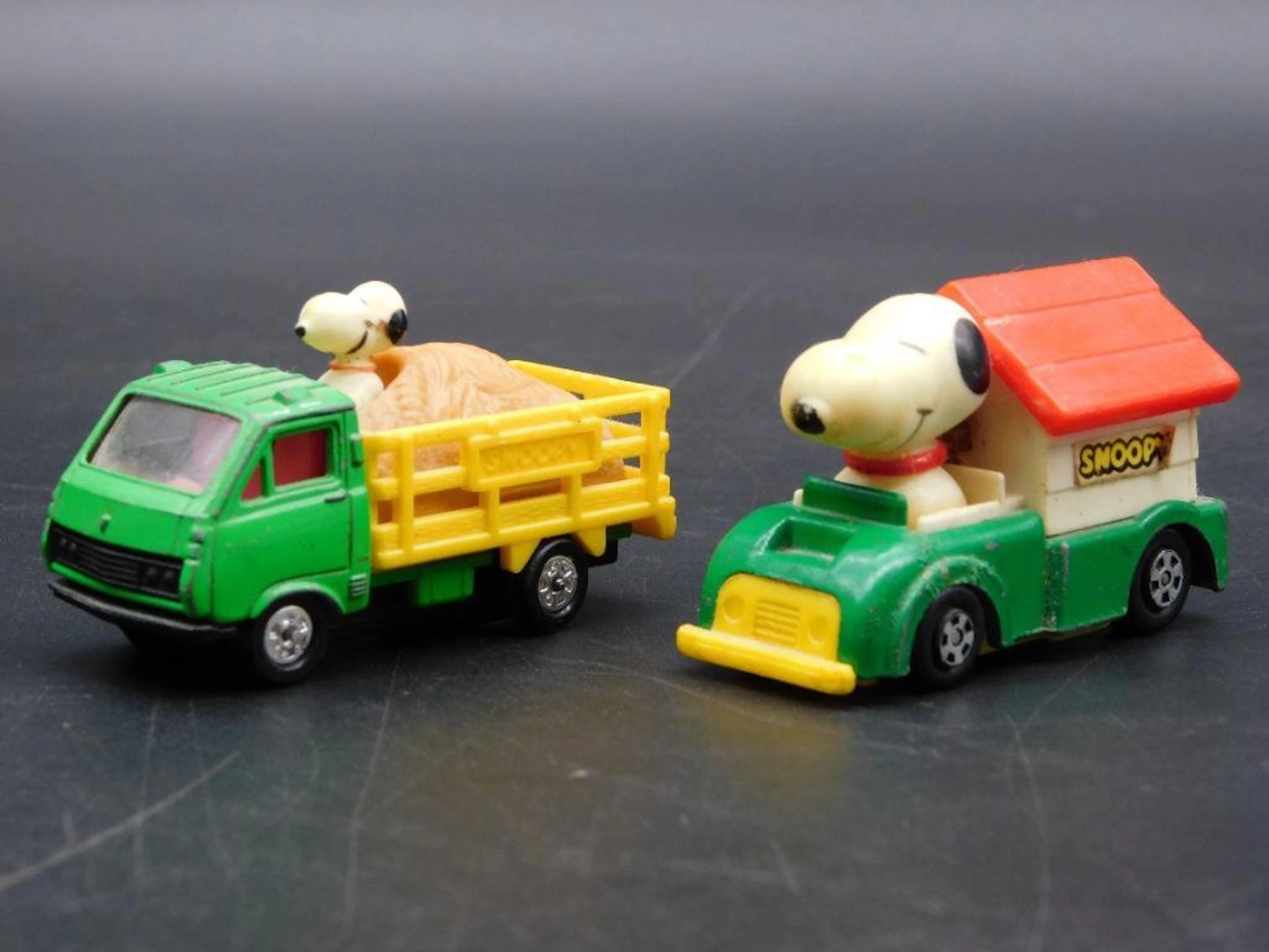 VINTAGE SNOOPY TOYS RETRO TRUCKS