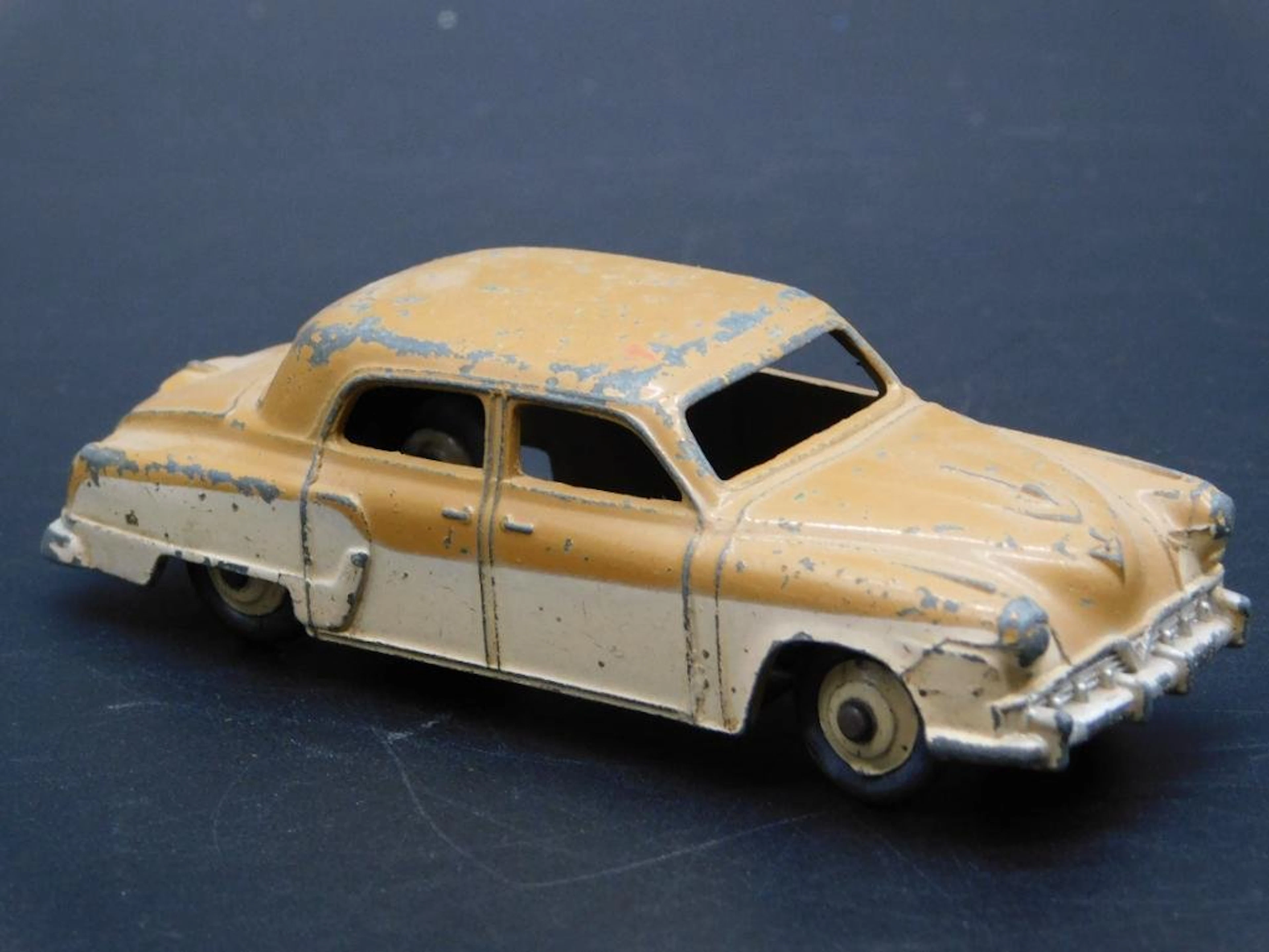 DINKY TOYS METAL CAR TOY VINTAGE ANTIQUE
