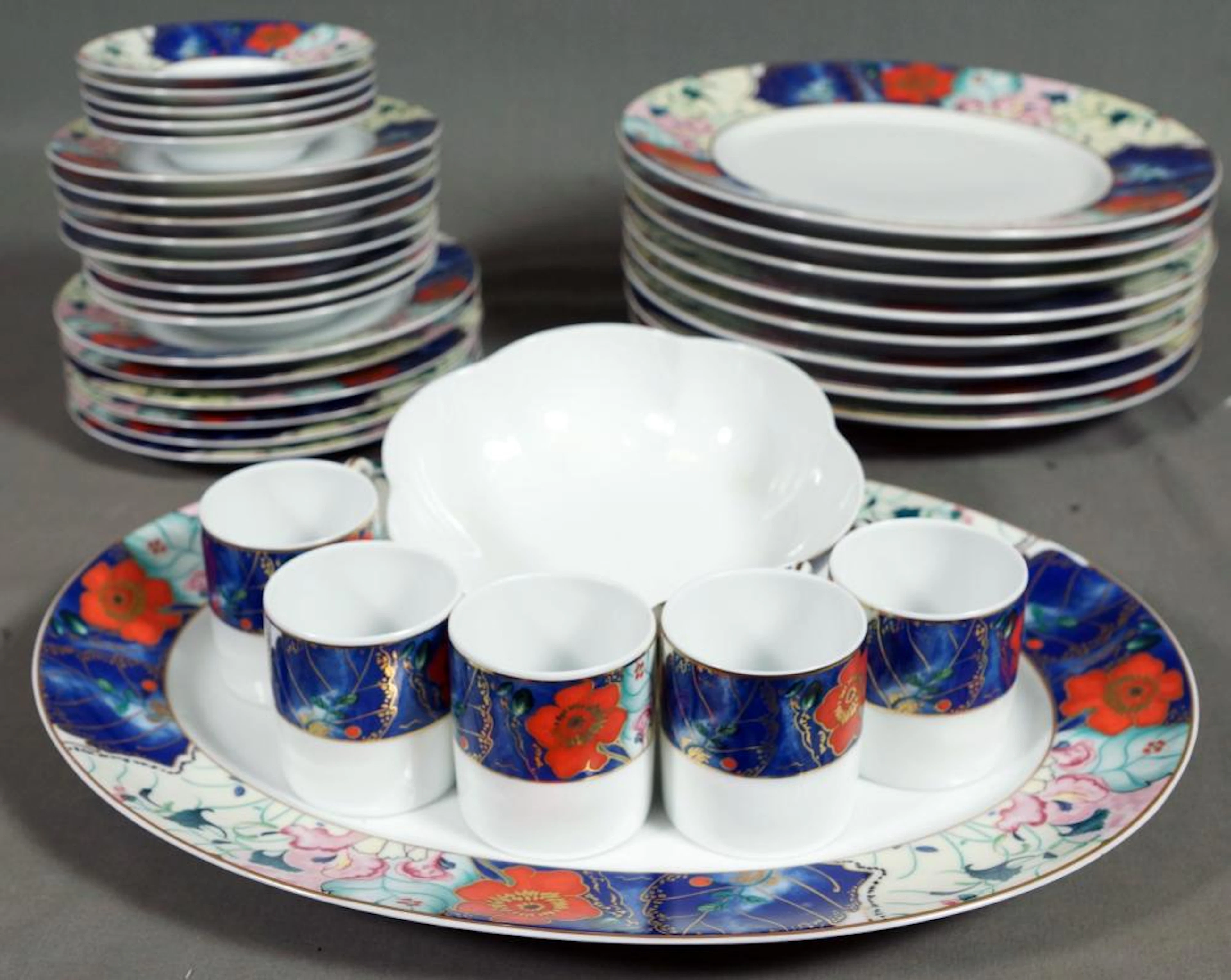 SMALL COLLECTION OF LIMOGES DINNERWARE