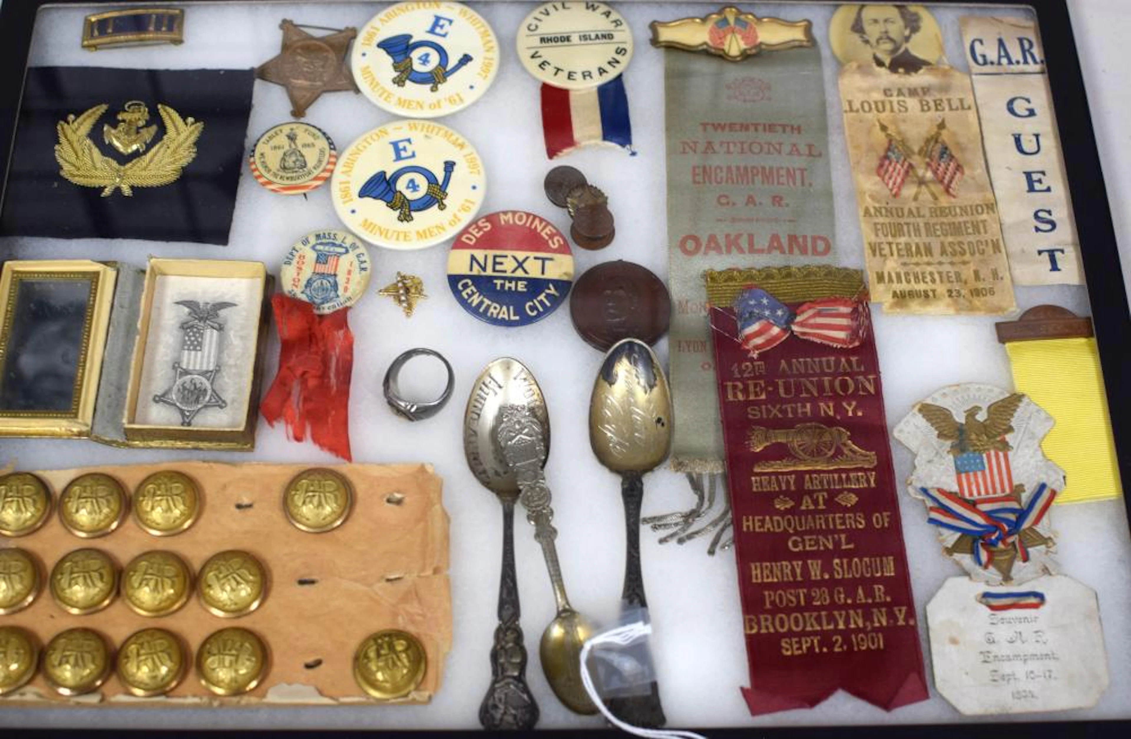 (ON-26) GAR MEDALS AND RIBBONS & BUTTON GROUPING