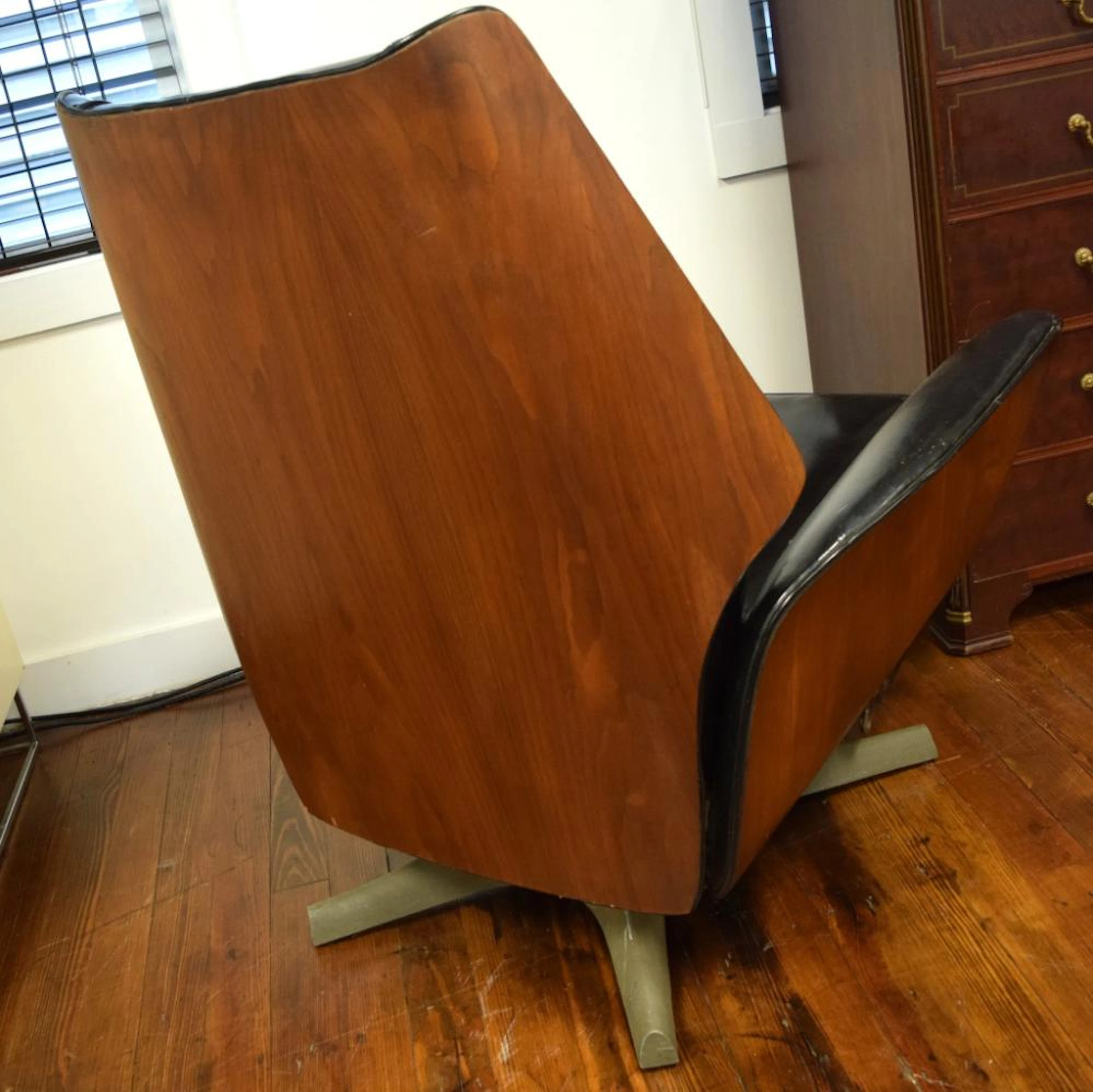 RAYMOND LOEWY BARCALOUNGER LOUNGE CHAIR: