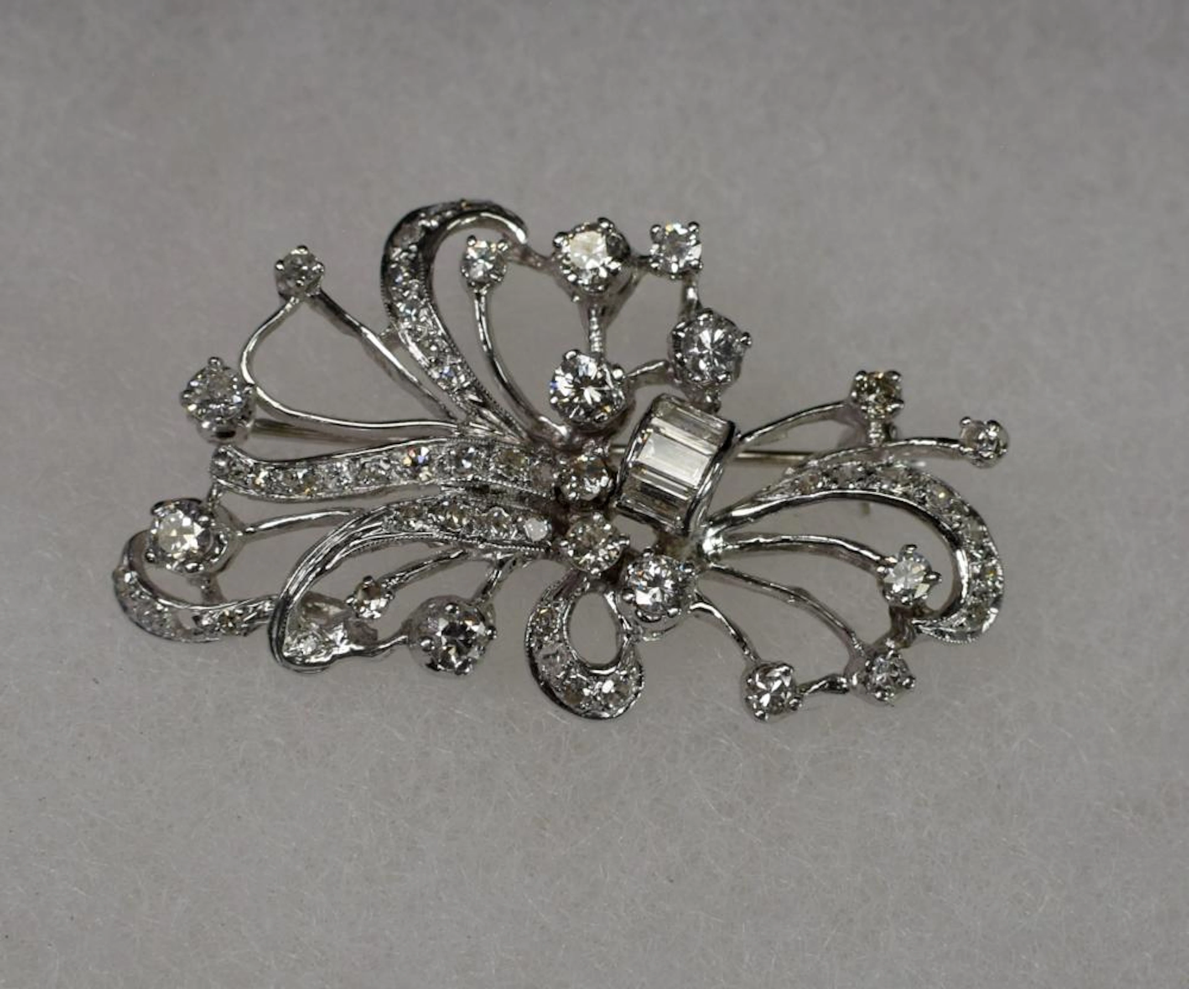 10K WHITE GOLD DIAMOND PI