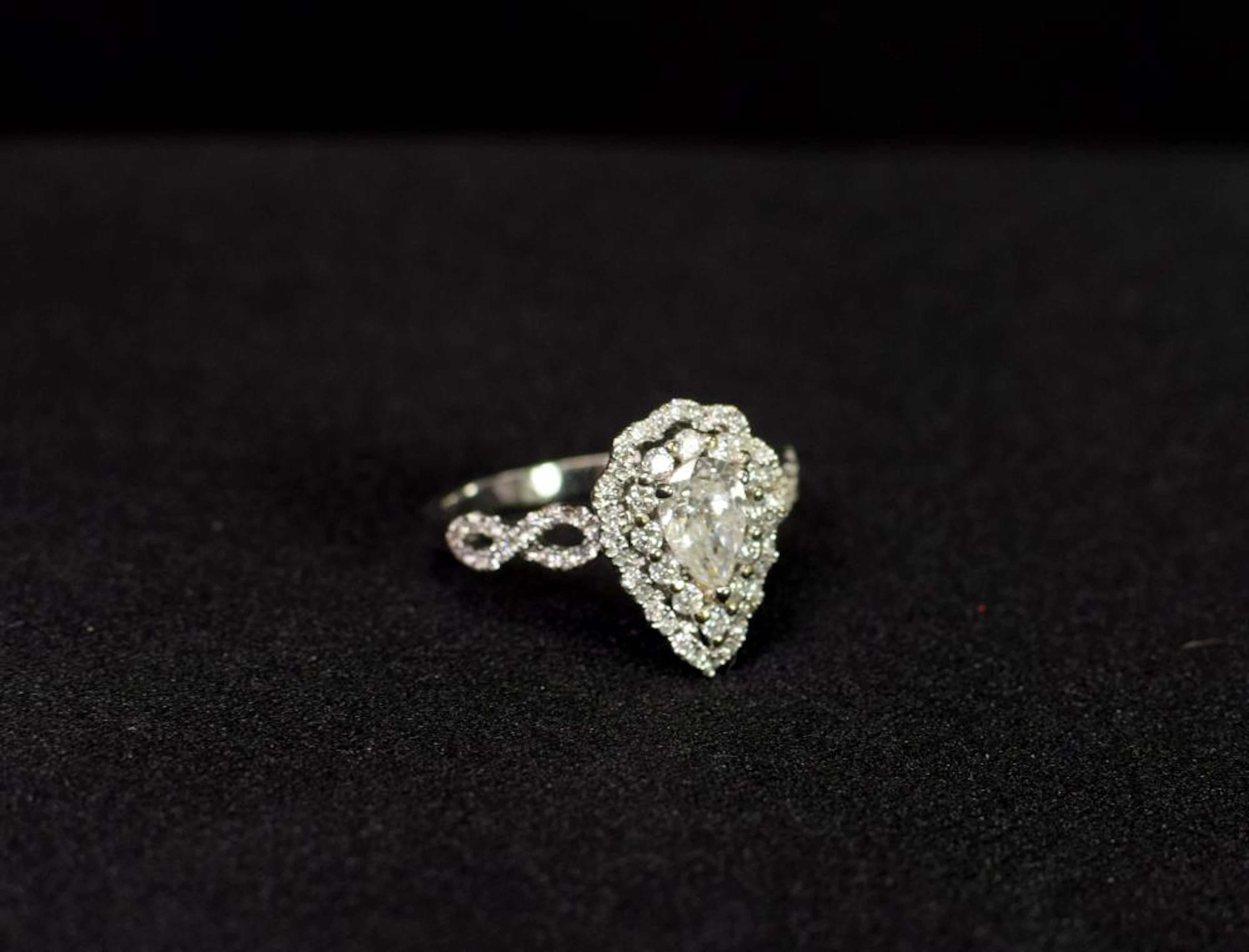 18KT WHITE GOLD DIAMOND CLUSTER RING