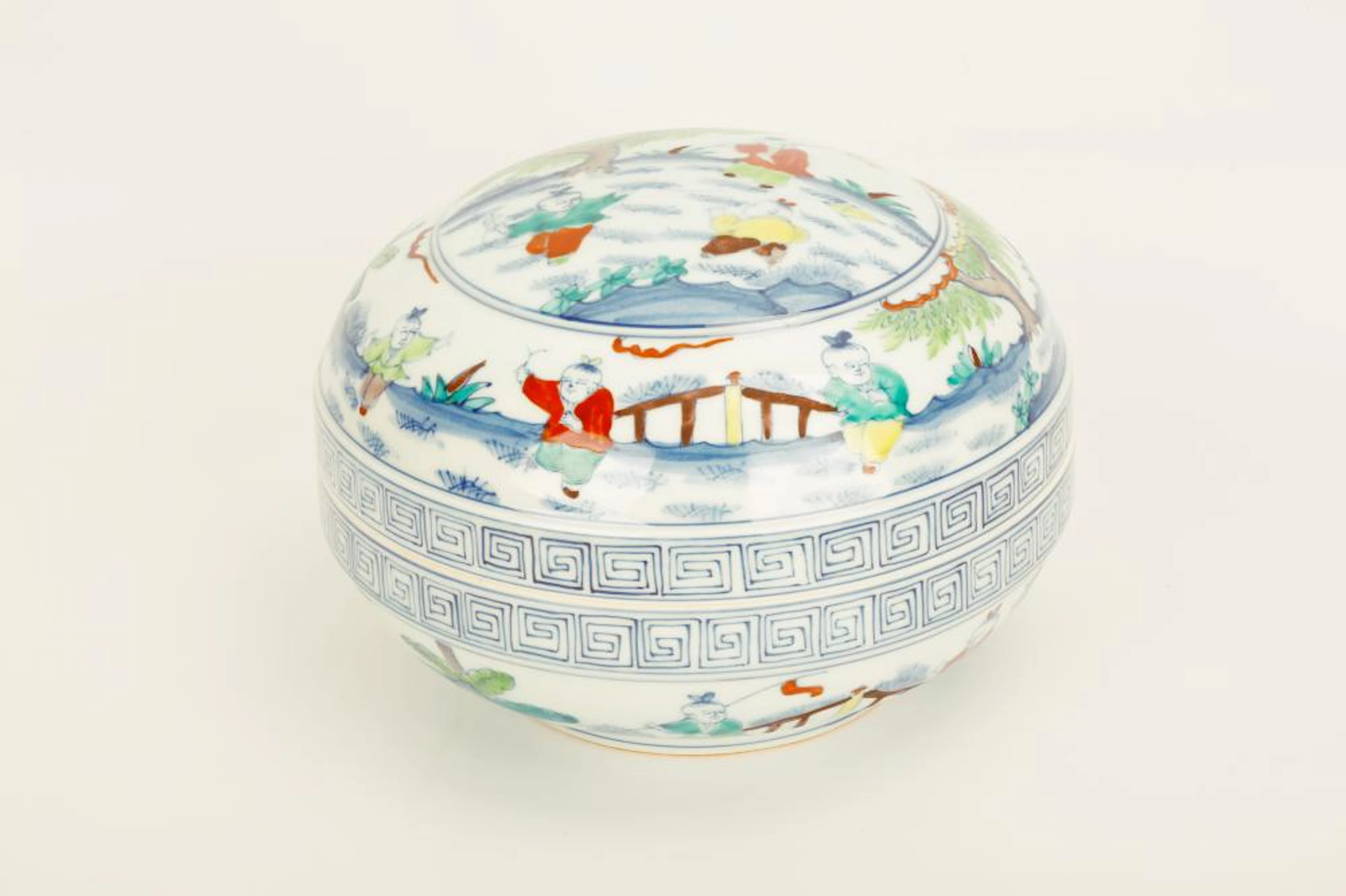 A CHENGHUA-STYLE DOUCAI PORCELAIN BOX WITH THE BASE...