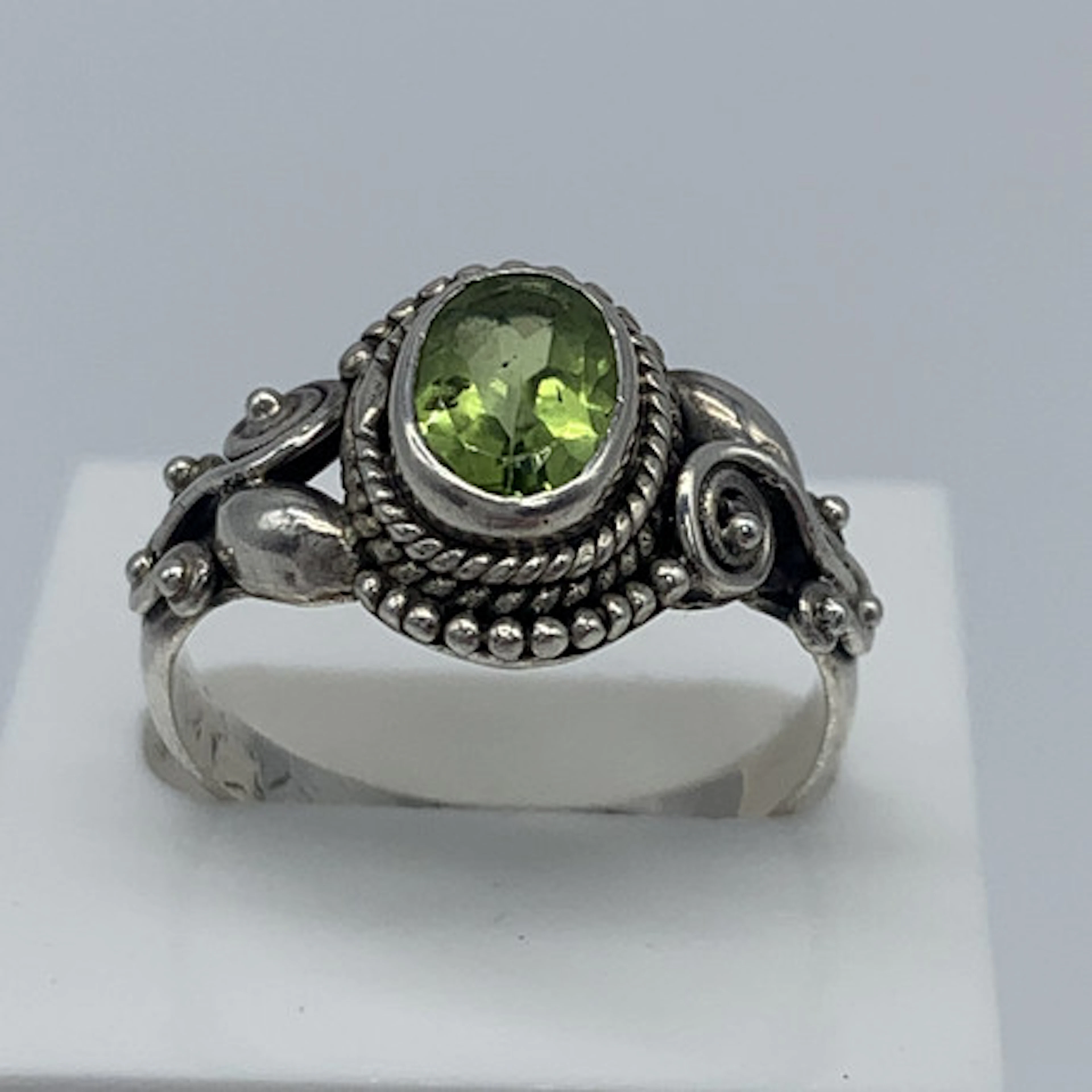 SILVER & PREHNITE VINTAGE RING.