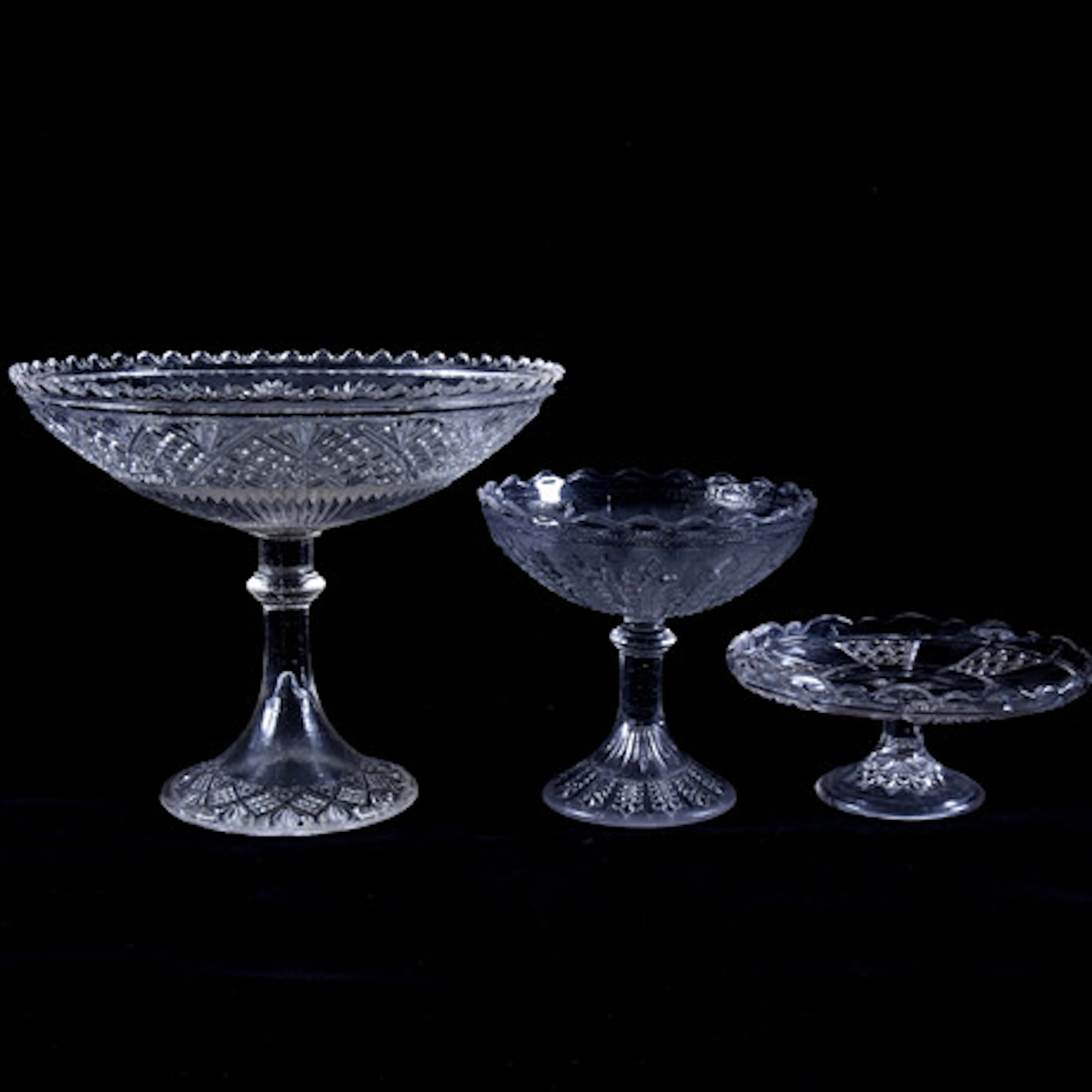 SKÅLAR PÅ FOT, 3 st, glas, 1900-tal.