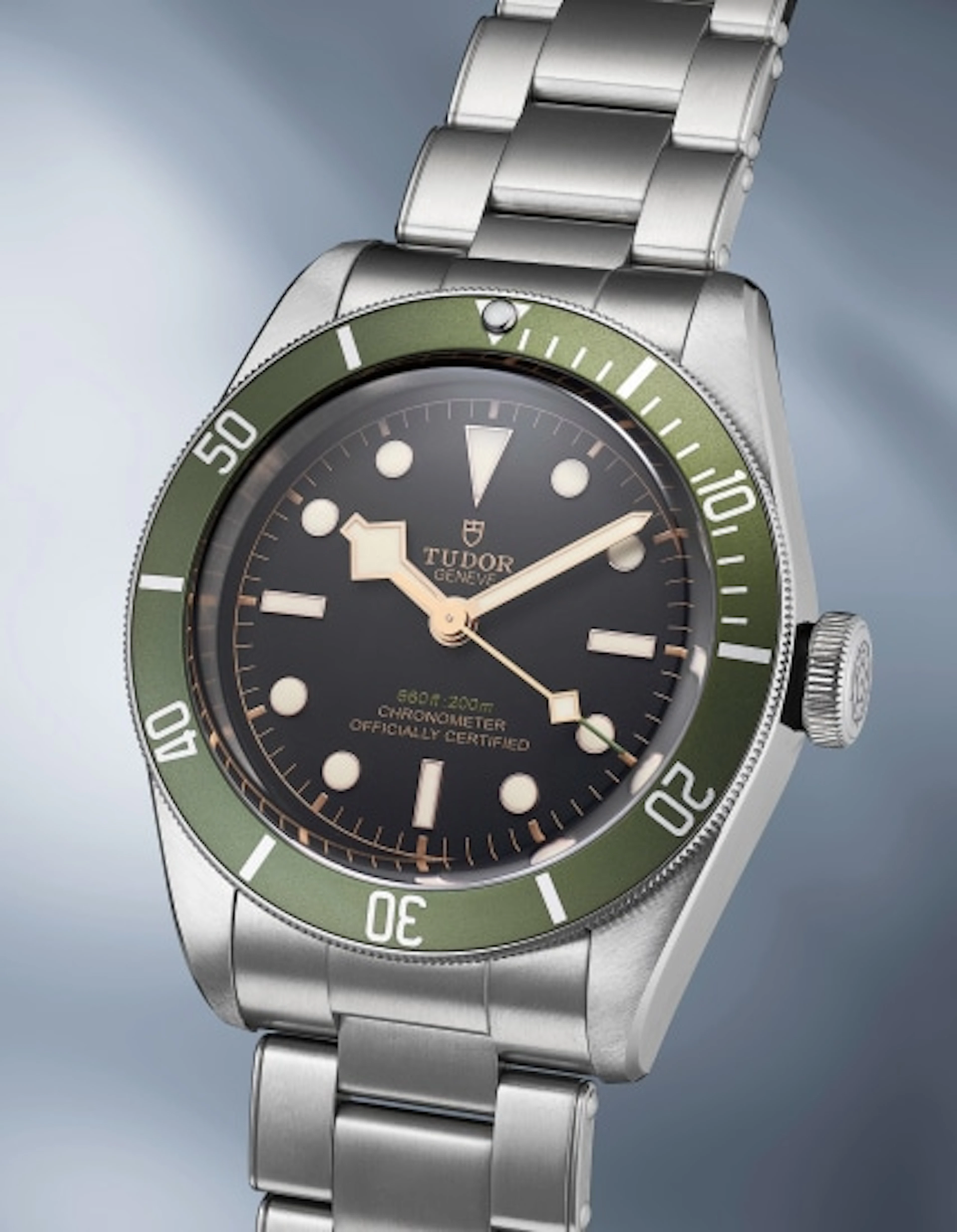 An attractive stainless steel diver's wristwatch with green bezel and bracelet