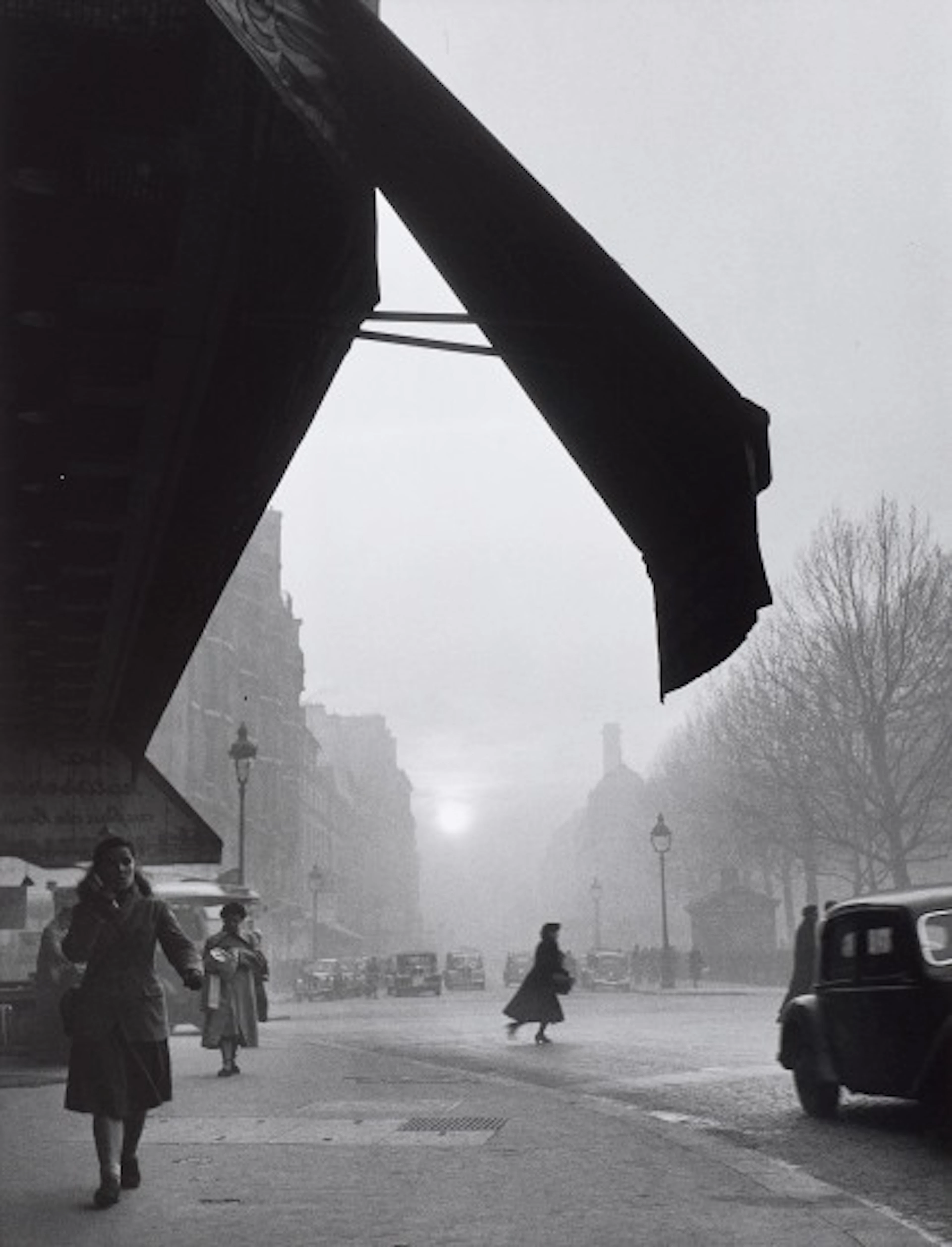 Willy Ronis - Carrefour, Sèvres-Babylone, Paris