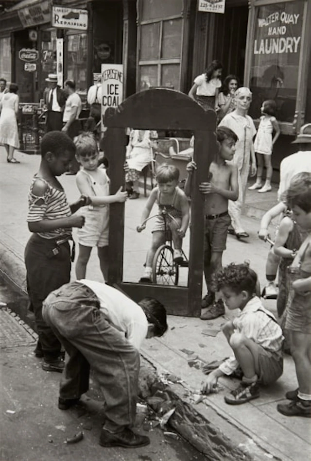 Helen Levitt - N.Y.C. (children with broken mirror)