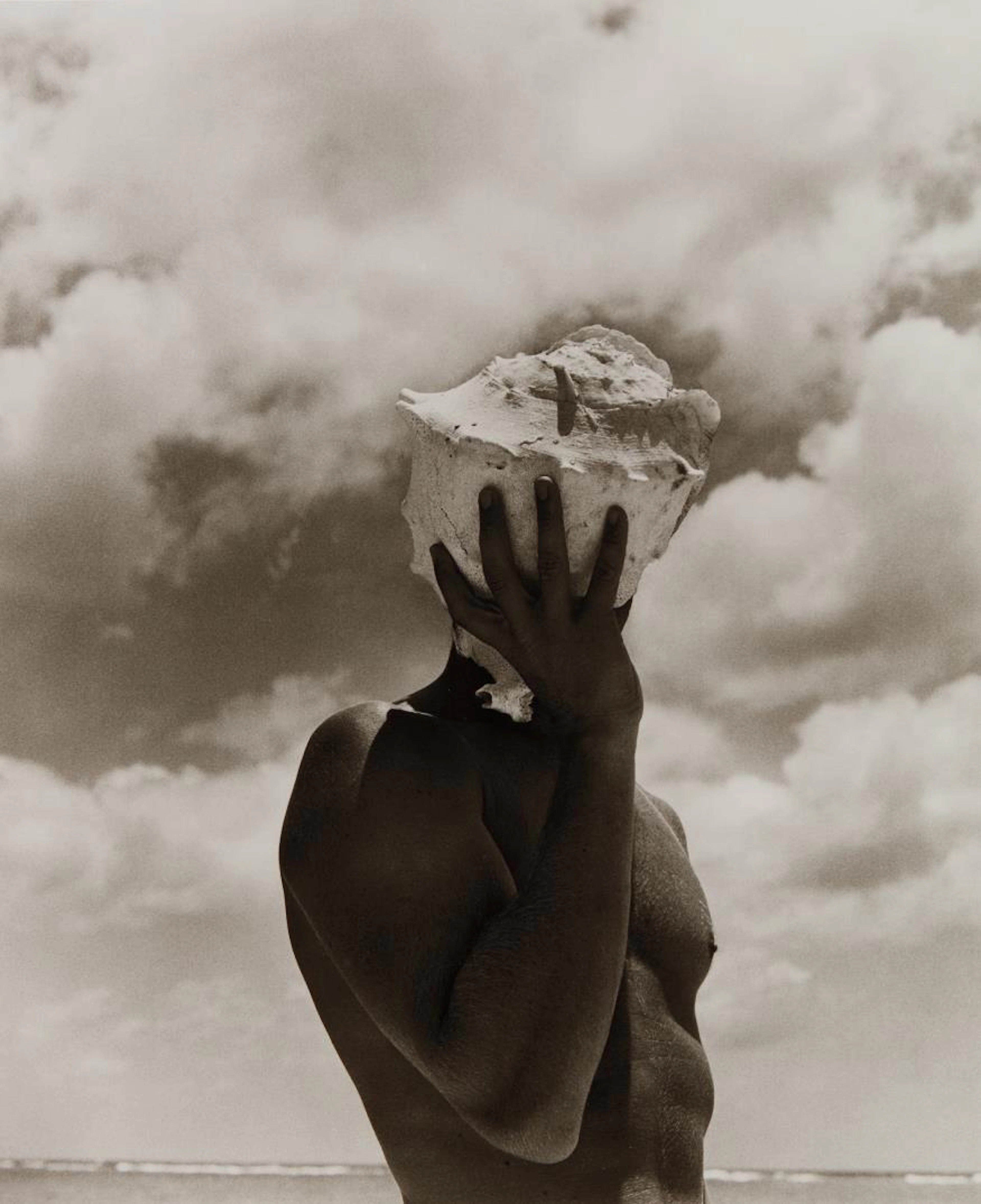 Man Holding Shell, Australia, 1986 – Herb Ritts