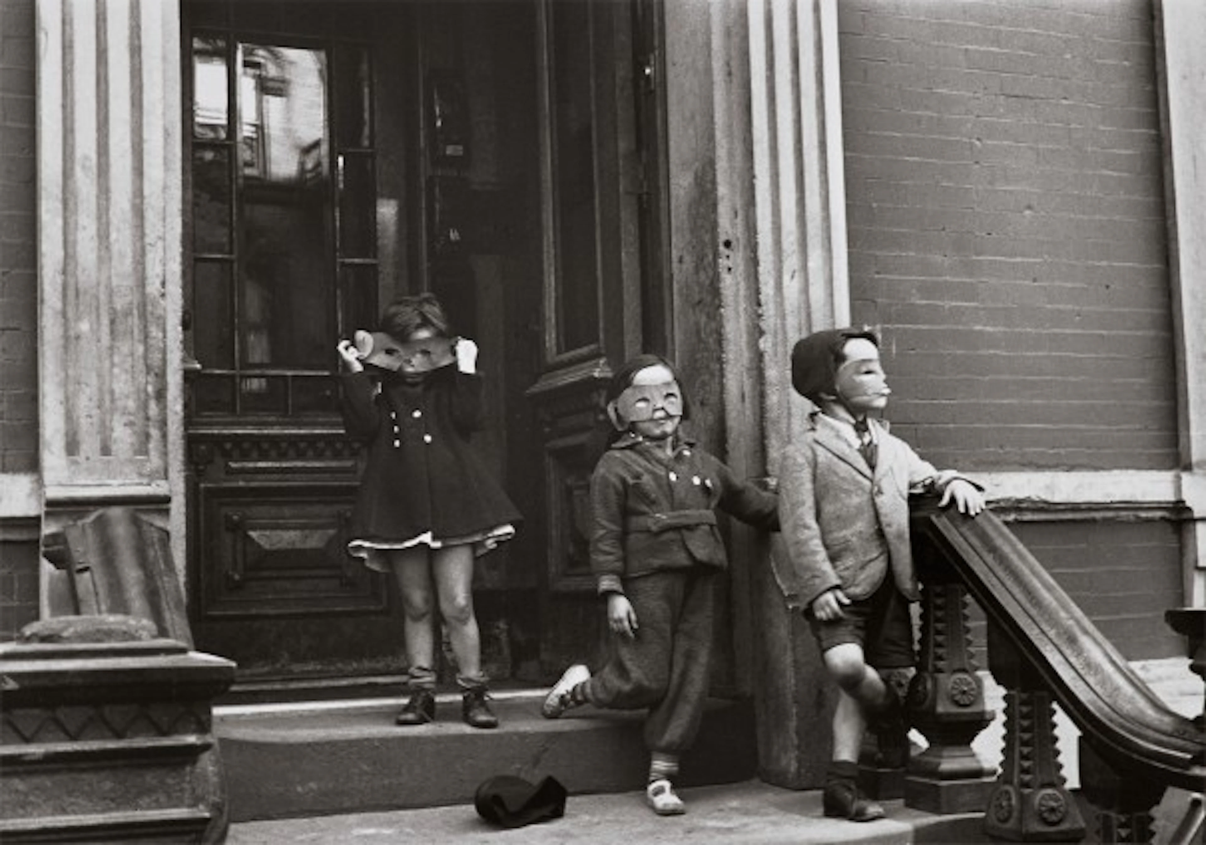 Helen Levitt - N.Y. (masked children on stoop)