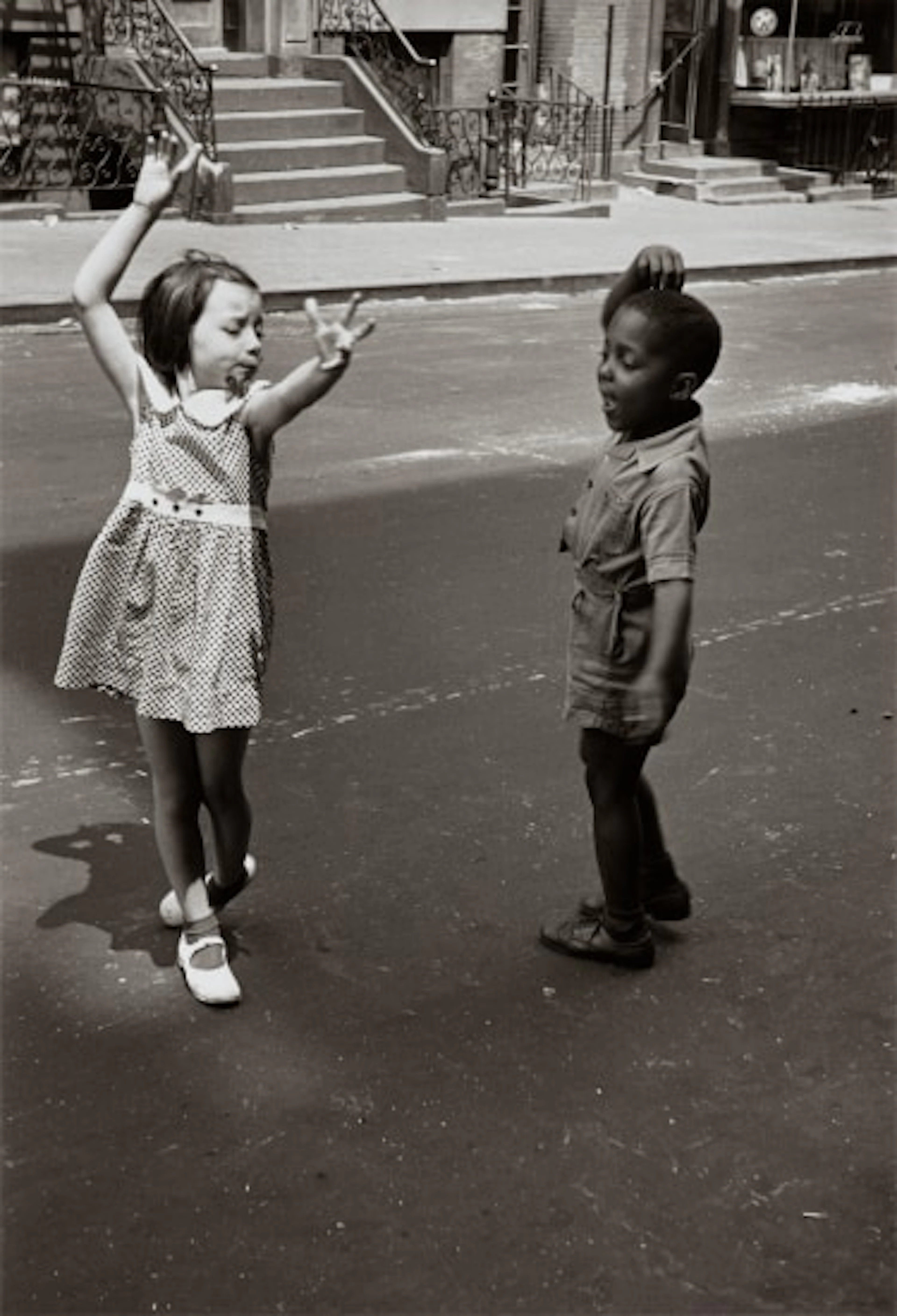 Helen Levitt - New York (two children dancing)