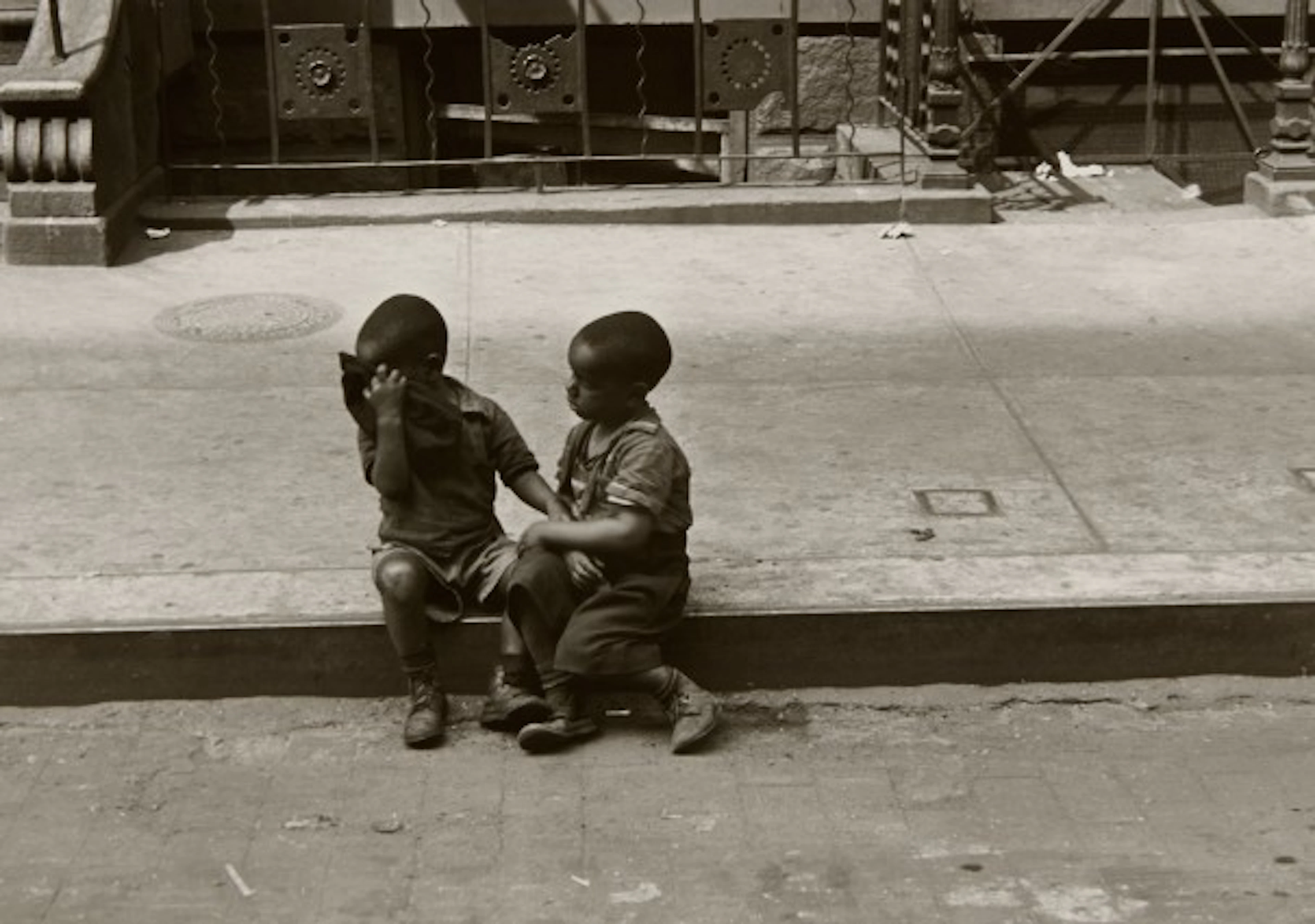 Helen Levitt - New York (two boys sitting)