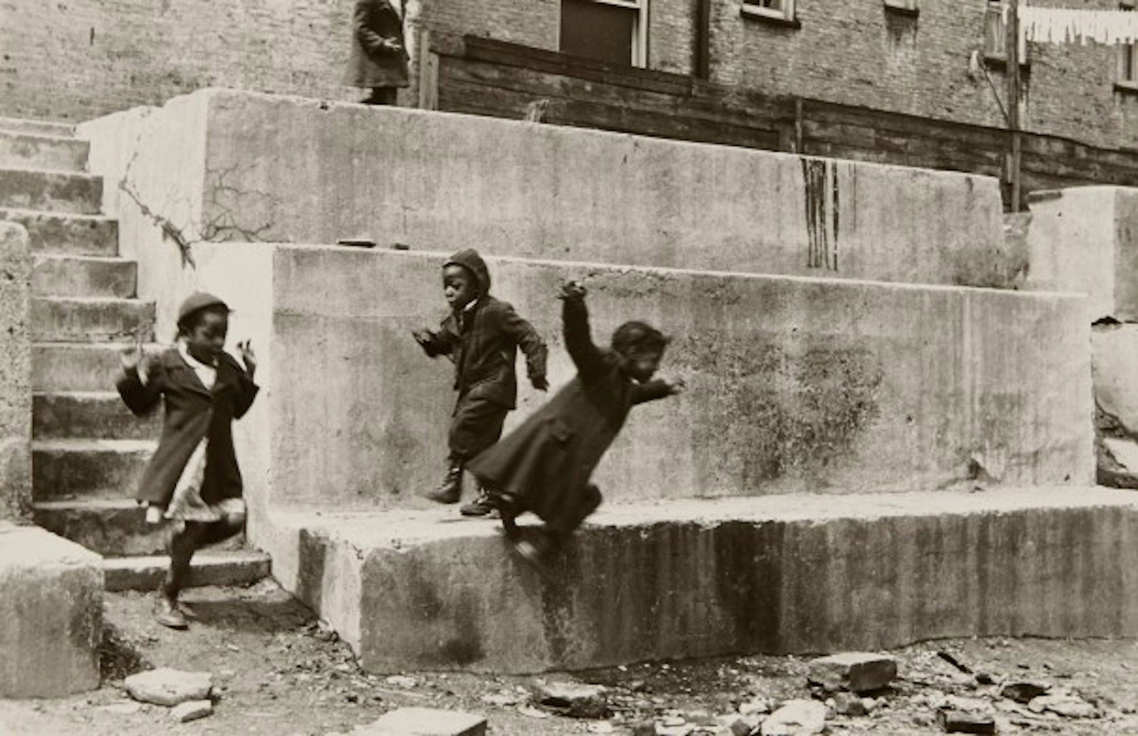 Helen Levitt - New York (children playing)