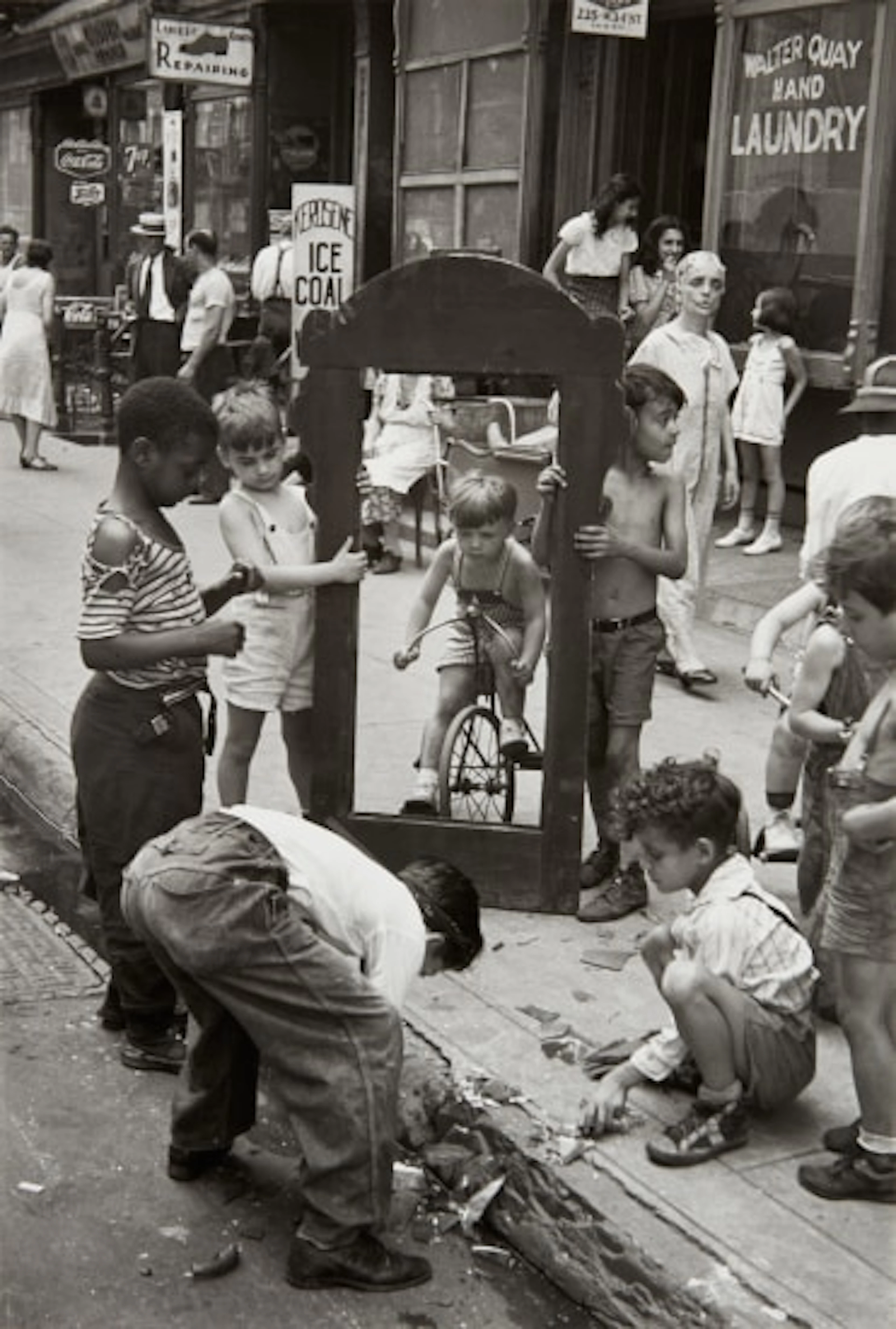 Helen Levitt - N.Y.C. (children with broken mirror)
