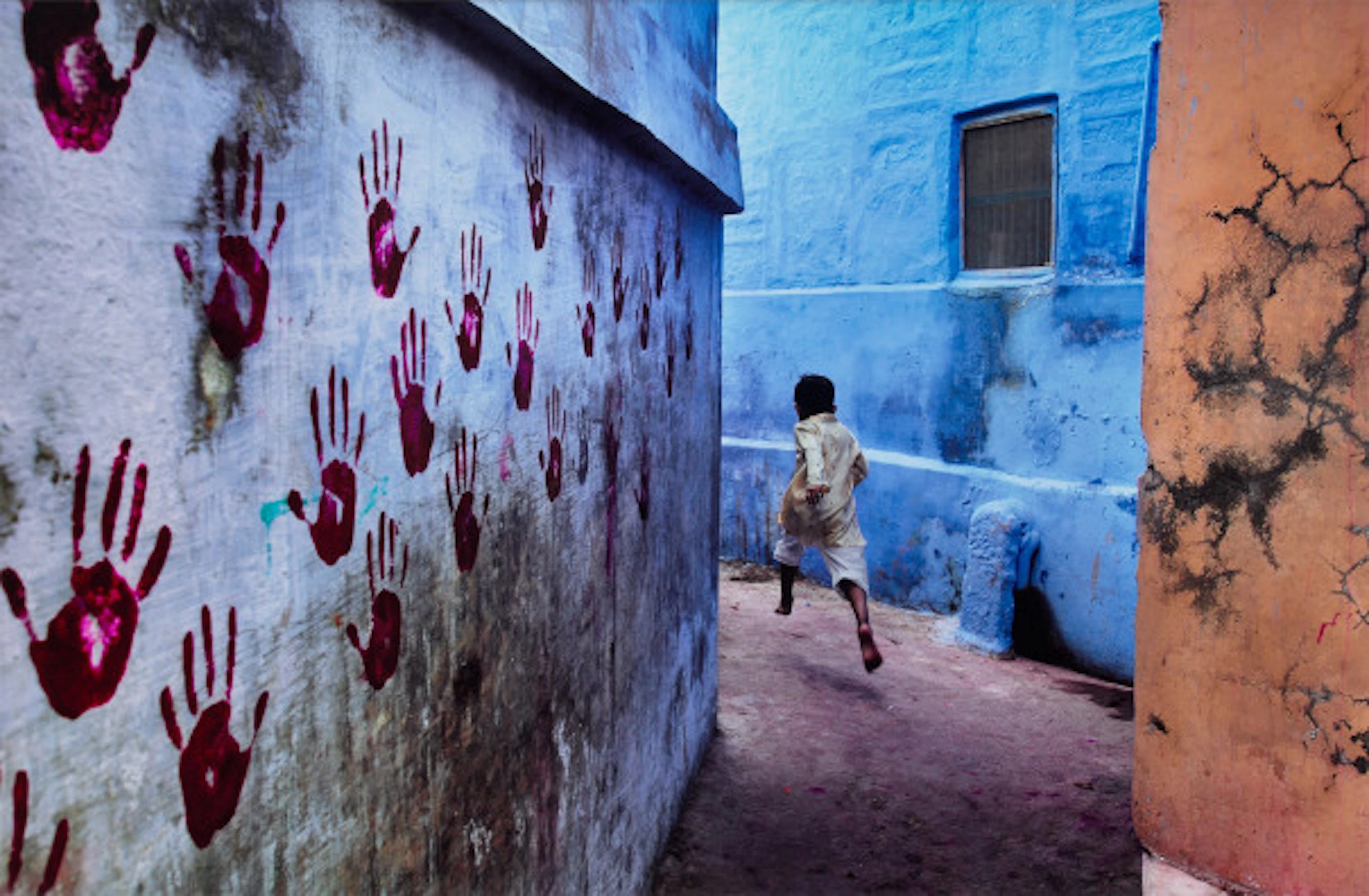 Steve McCurry - Boy in Mid-Flight, Jodhpur, India