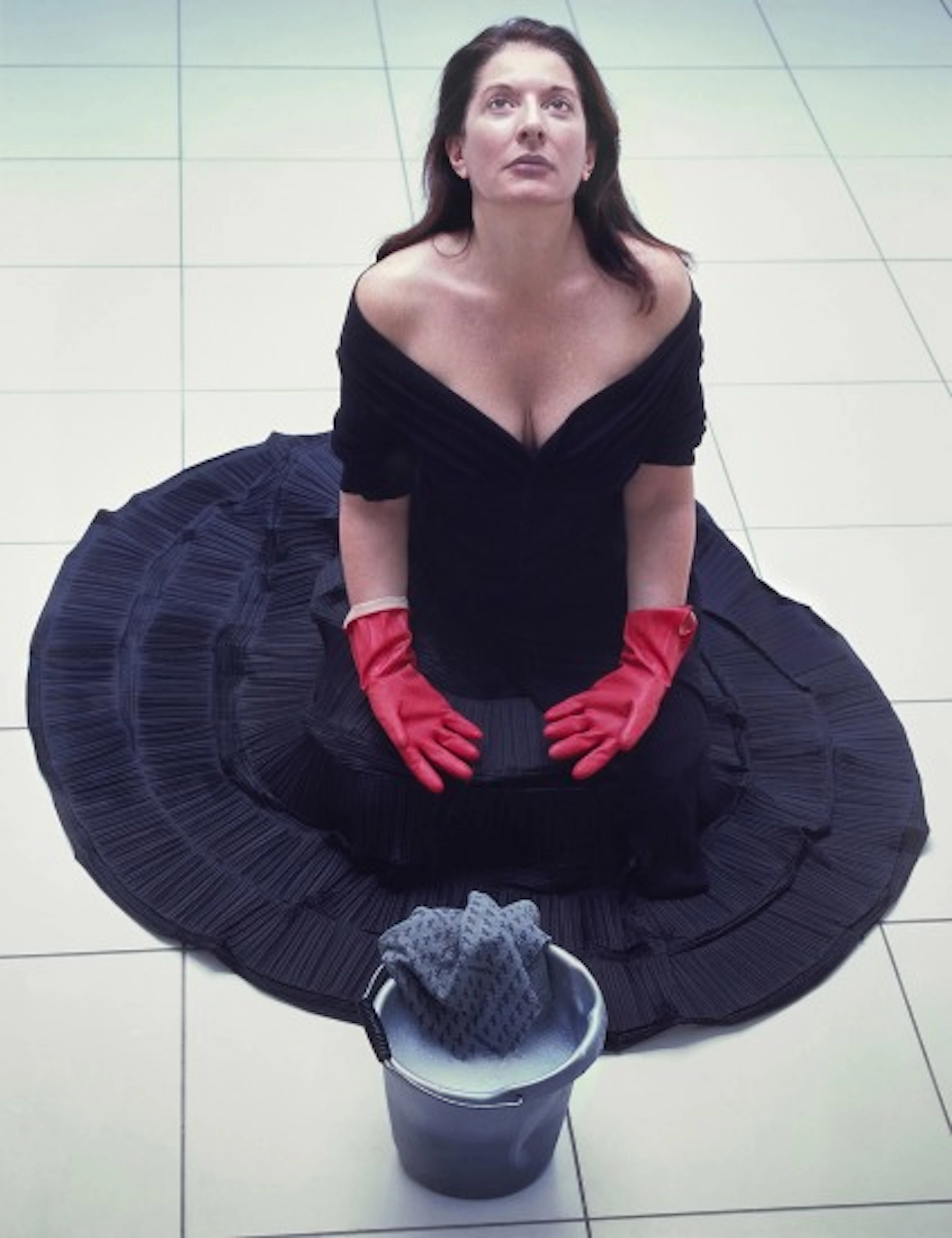 Marina Abramović - Cleaning the Floo