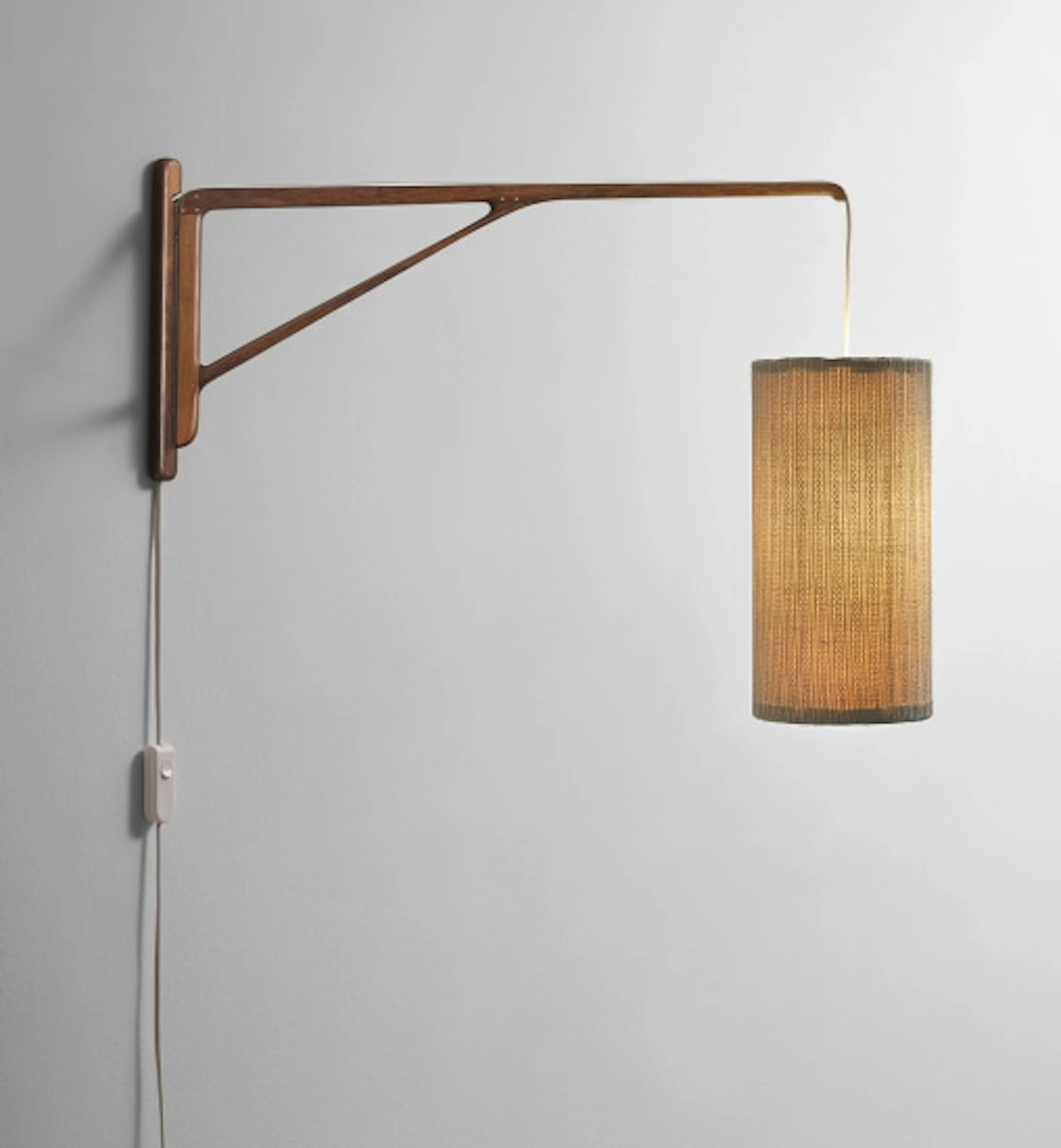 Pivoting wall light
