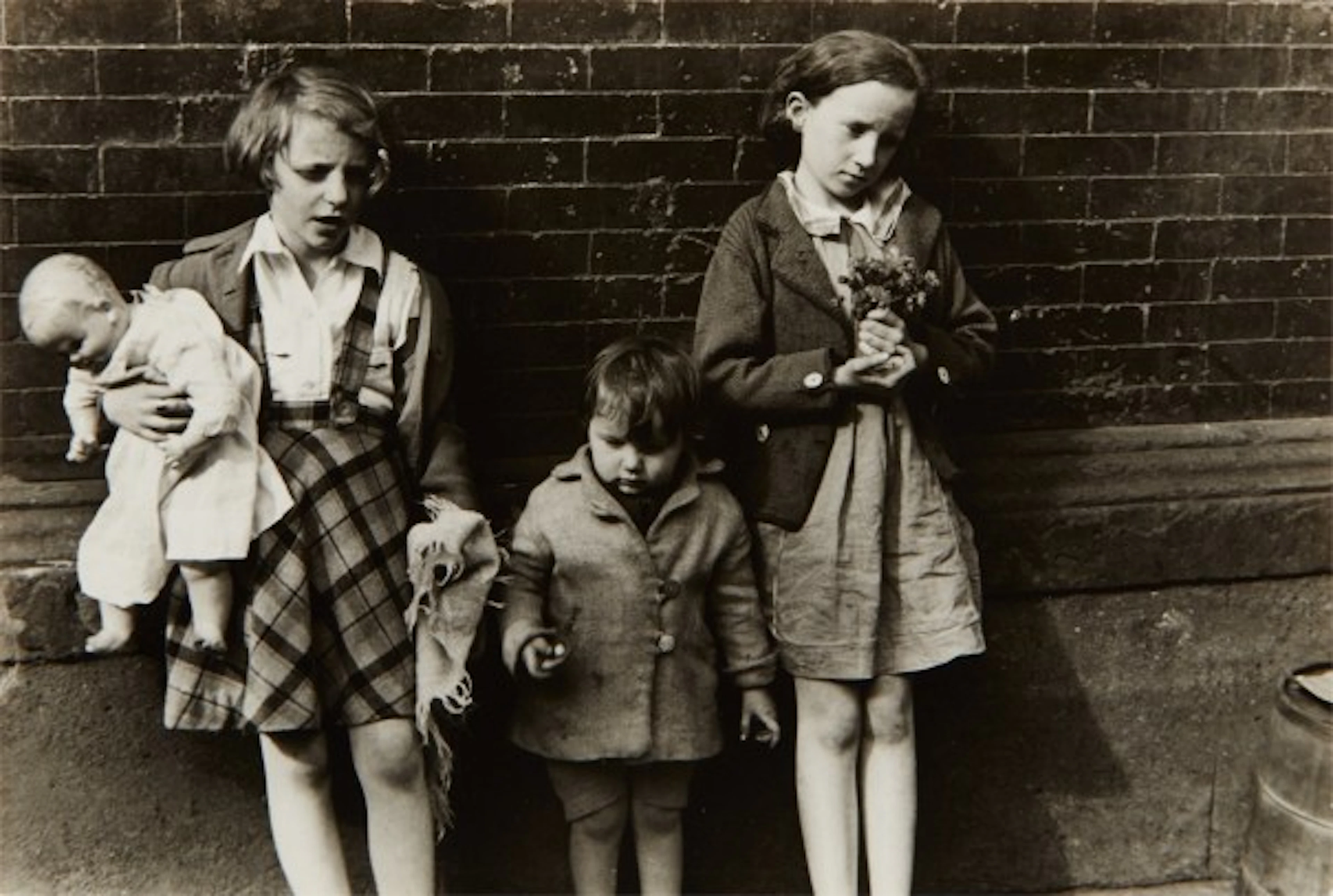 Helen Levitt - N.Y. (children with doll and flowers)