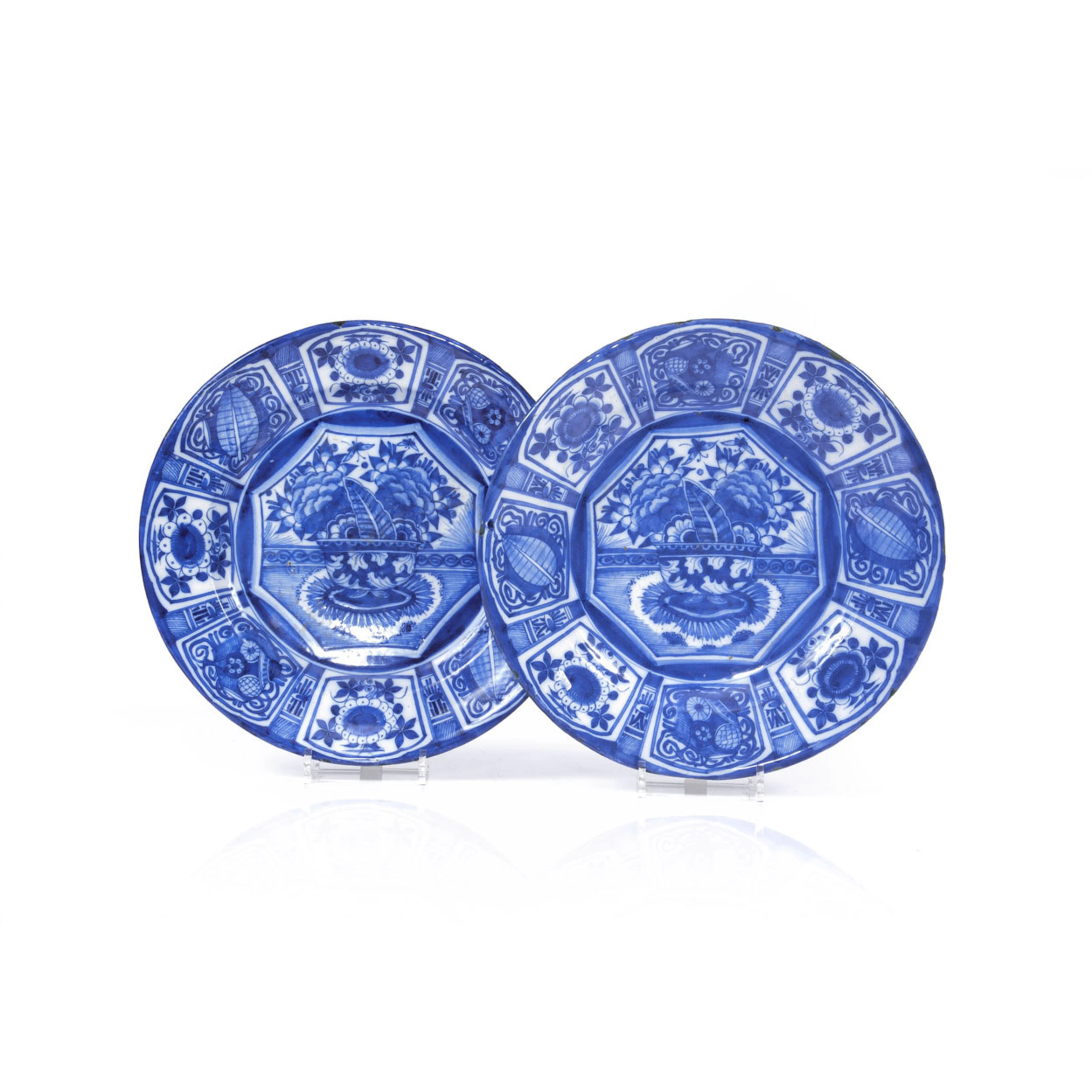 DelftPaire de plats ronds à décor en camaïeu bleu dans le style des