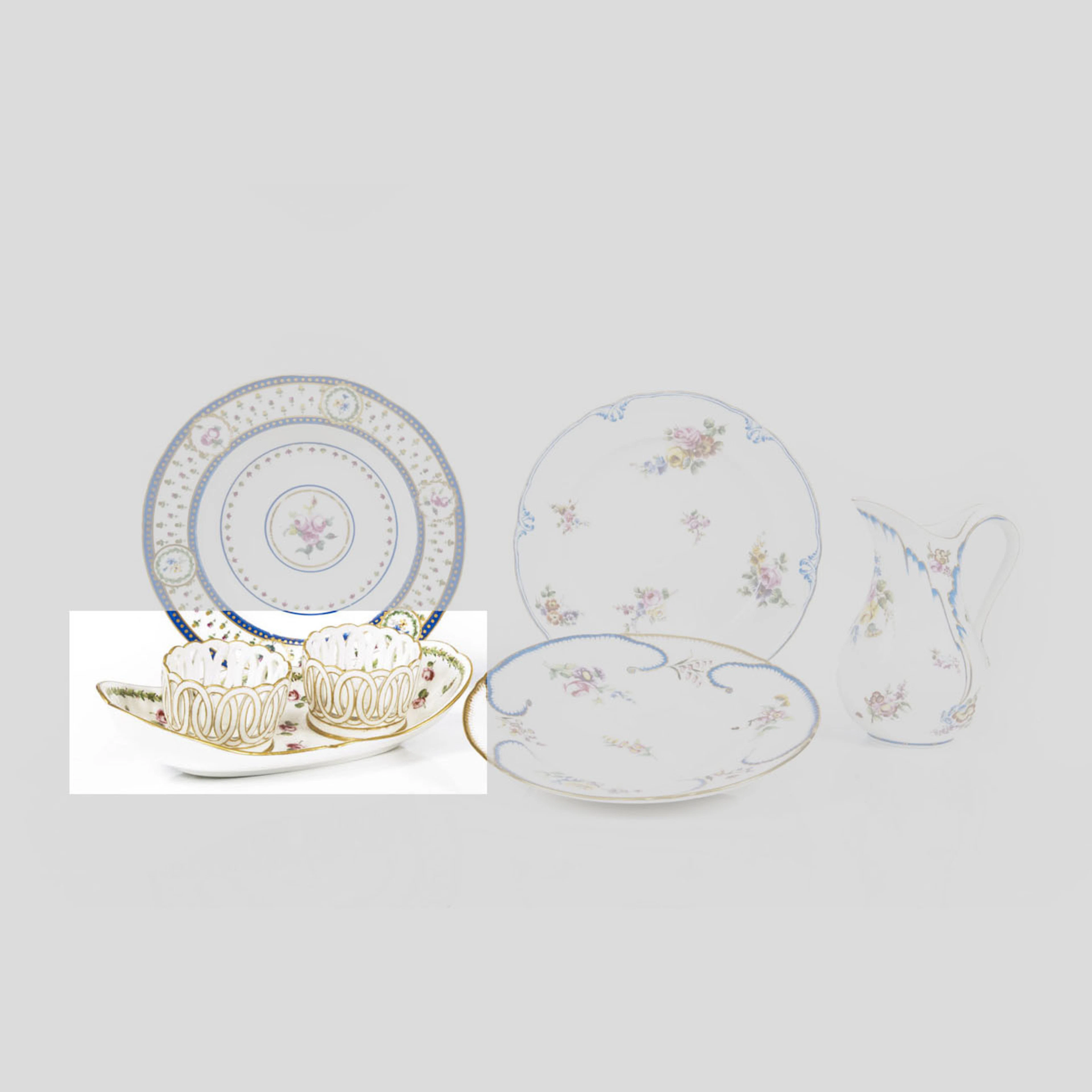 SèvresPorte-huilier à carcasse en porcelaine tendre à décor polychrome