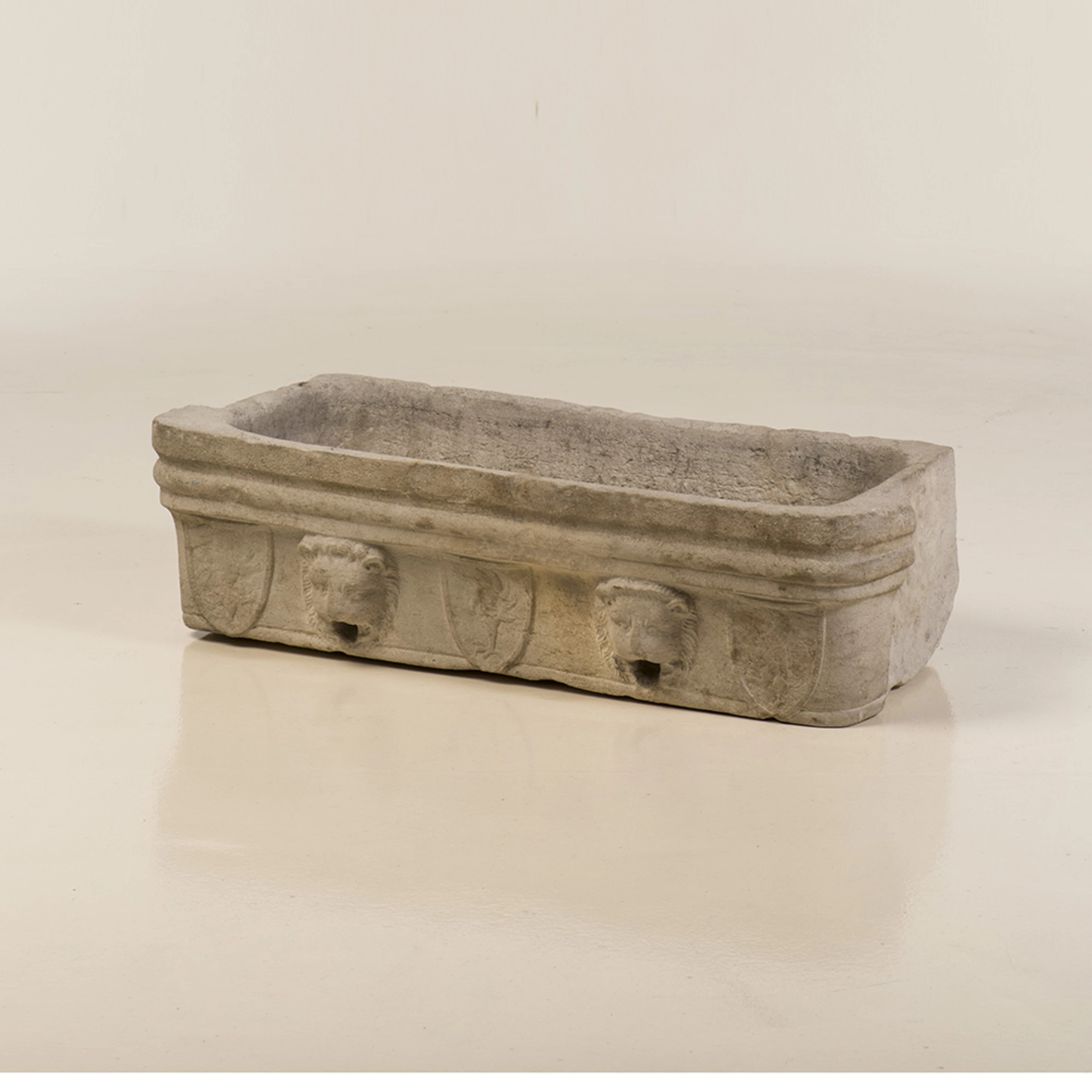 Vasque de fontaine en pierre calcaire sculptéede forme rectangulaire