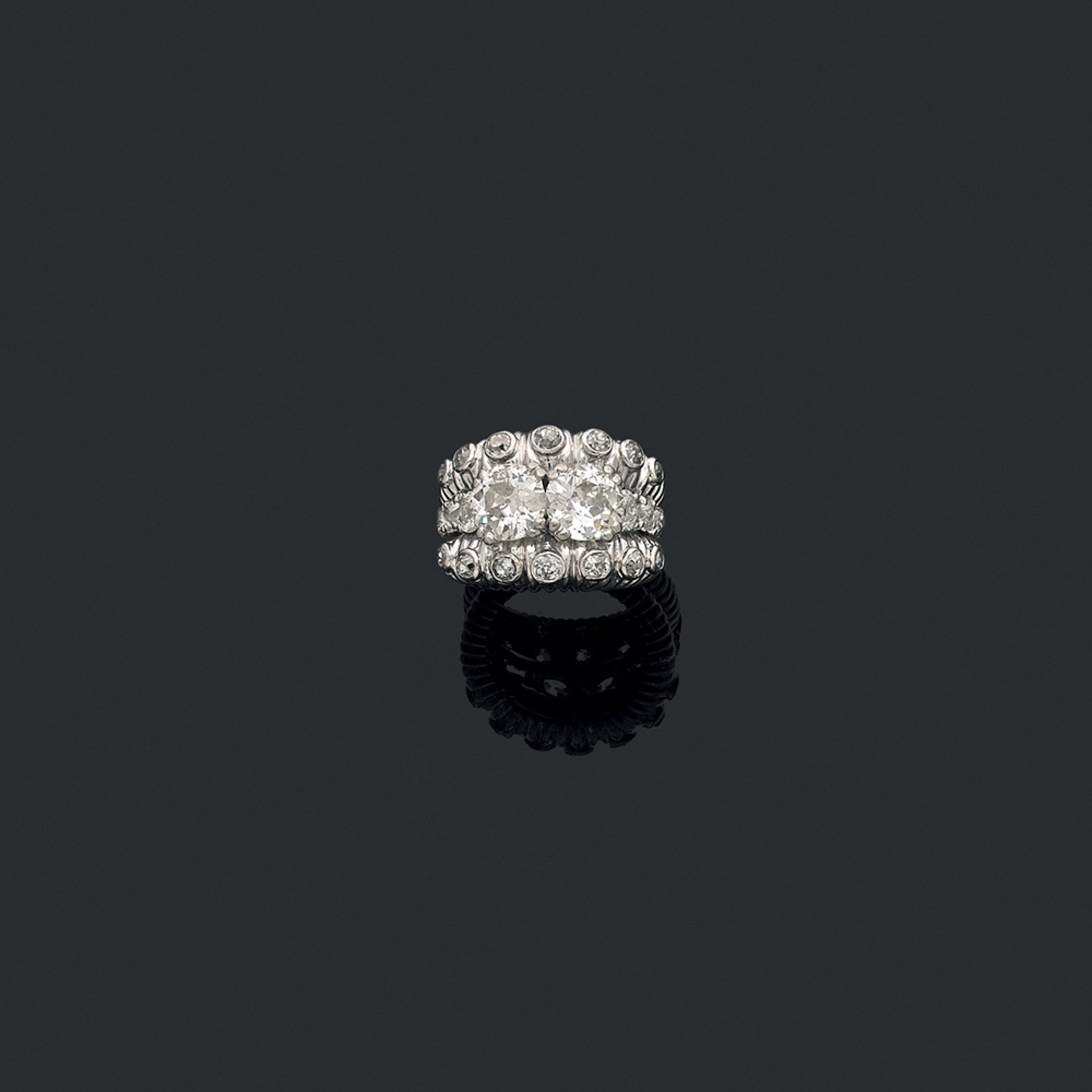 Bague chevalière de dame ornée de deux diamants taille ancienne épaulés