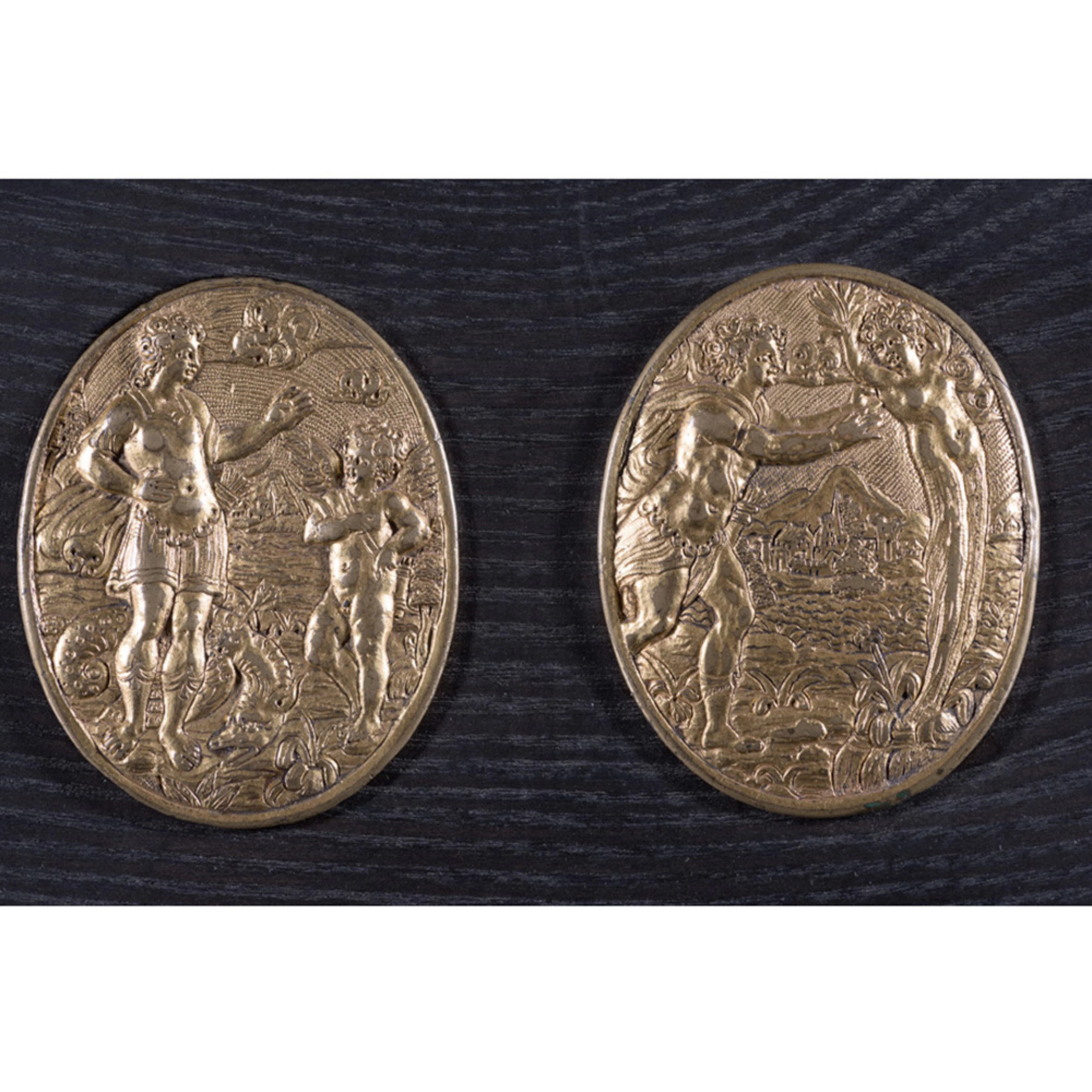 Paire de plaques de forme ovale en bronzeciselé et doré représentant