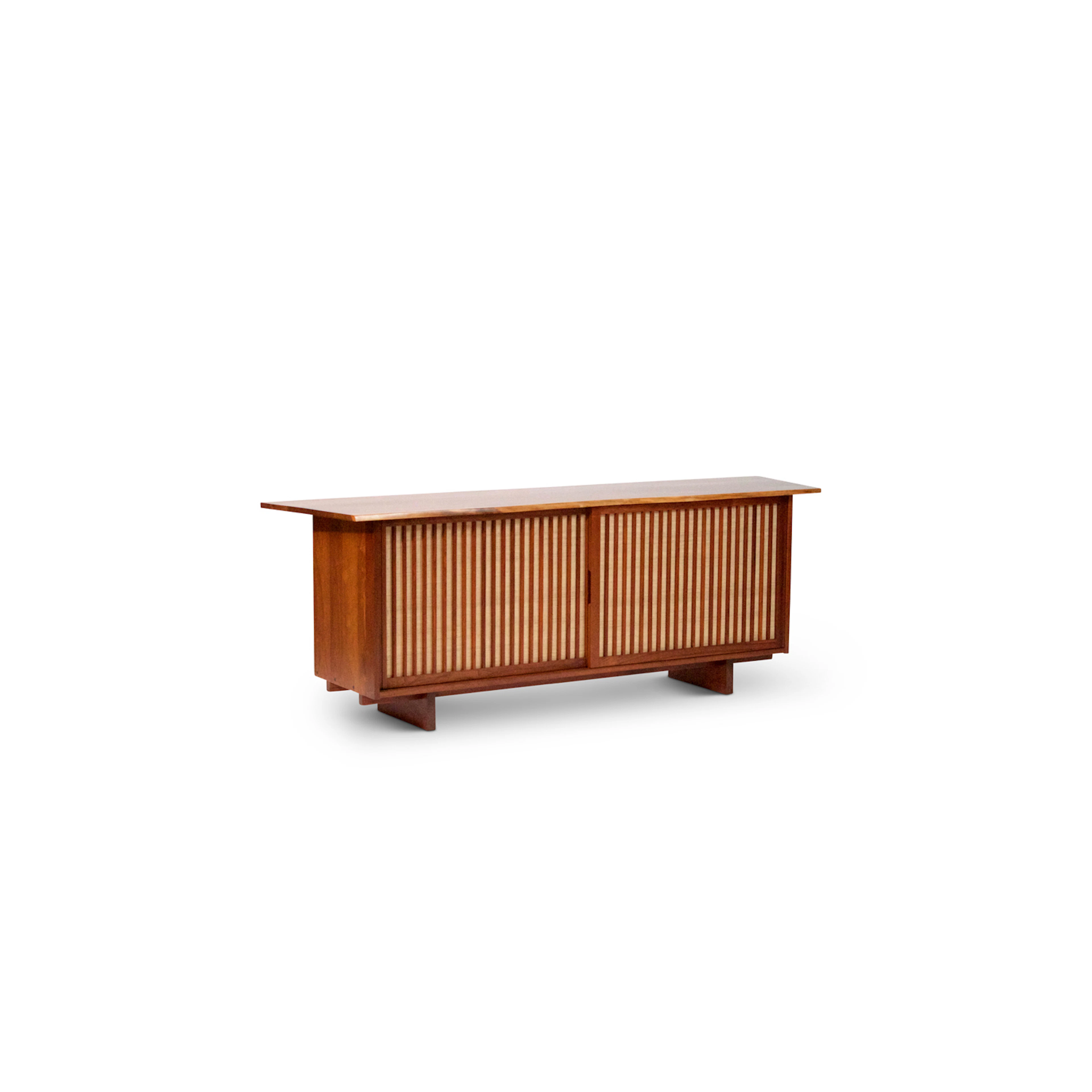 George Nakashima (1905-1990) Cabinet à deux portes coulissantes - Pièce unique