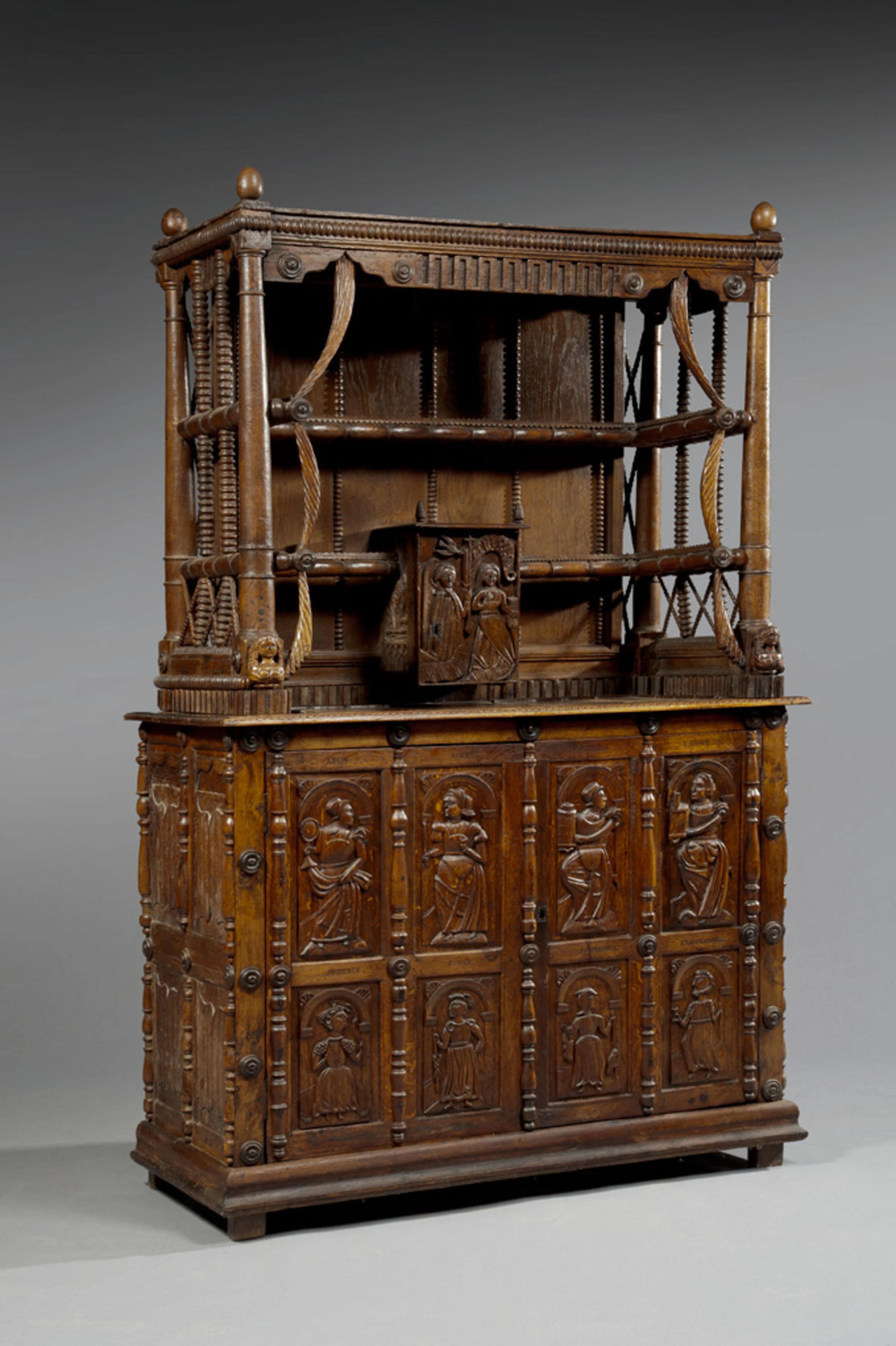 Buffet vaisselier en chêne ouvrant à deux portes