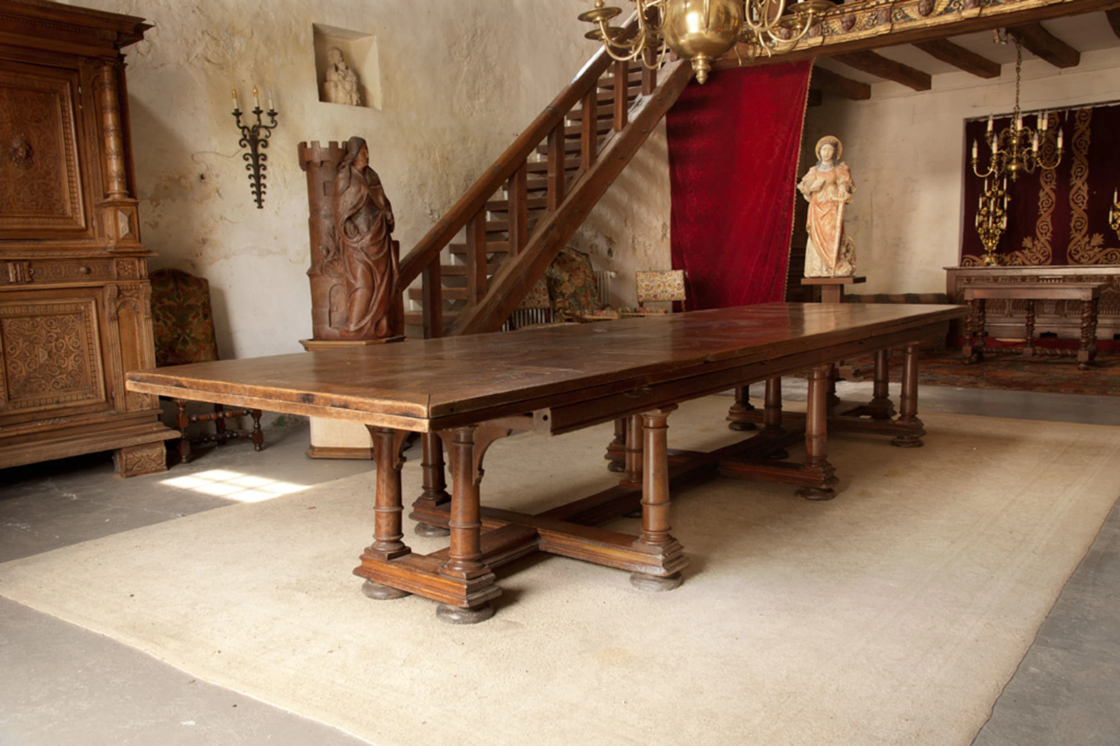 Très grande table à rallonges en chêne à douze pieds tournés en colonnes