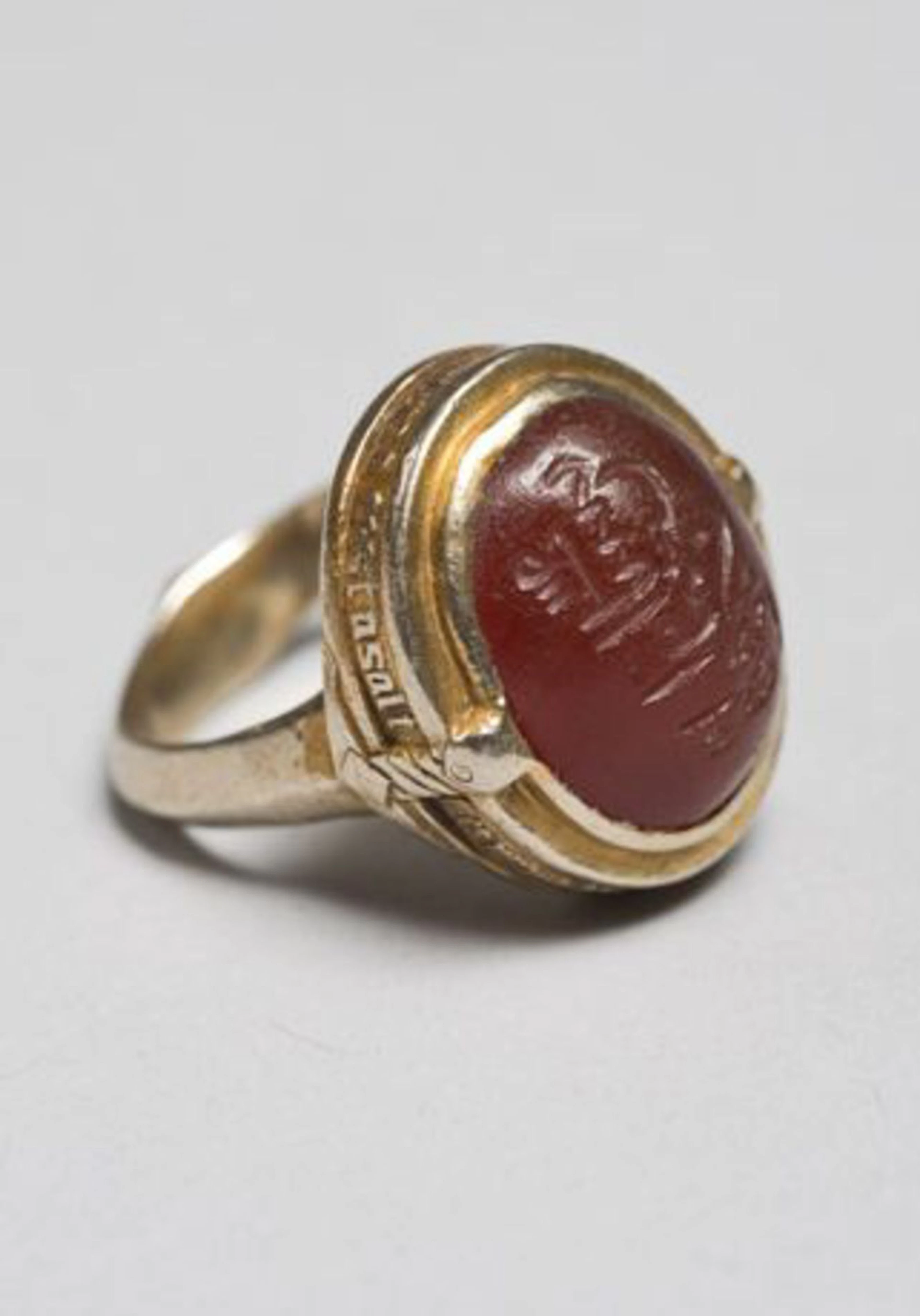 Rare bague en argent gravé, ciselé et doré