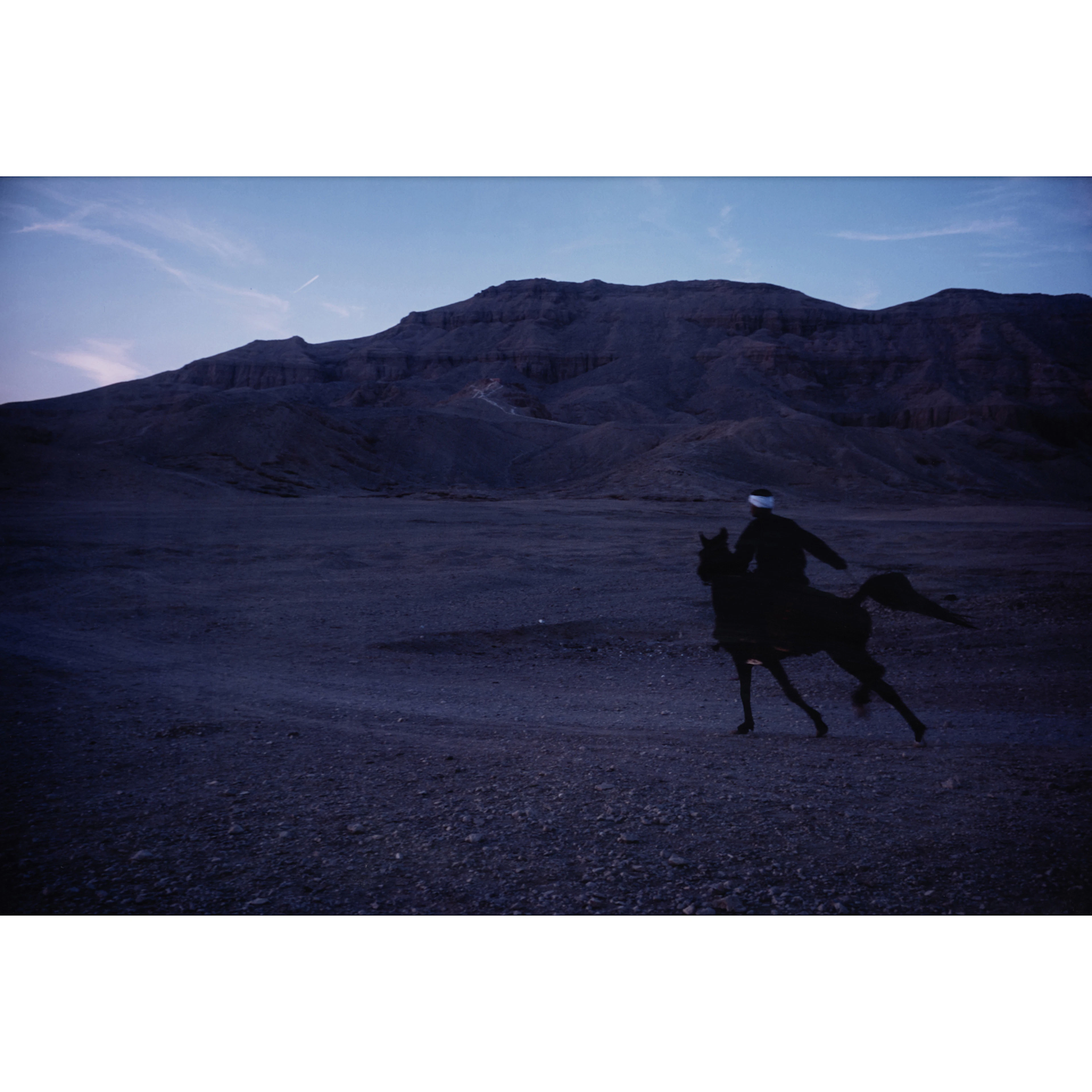 Nan Goldin (né en 1953) Jabalowe riding Roma into desert, Luxor, 2003