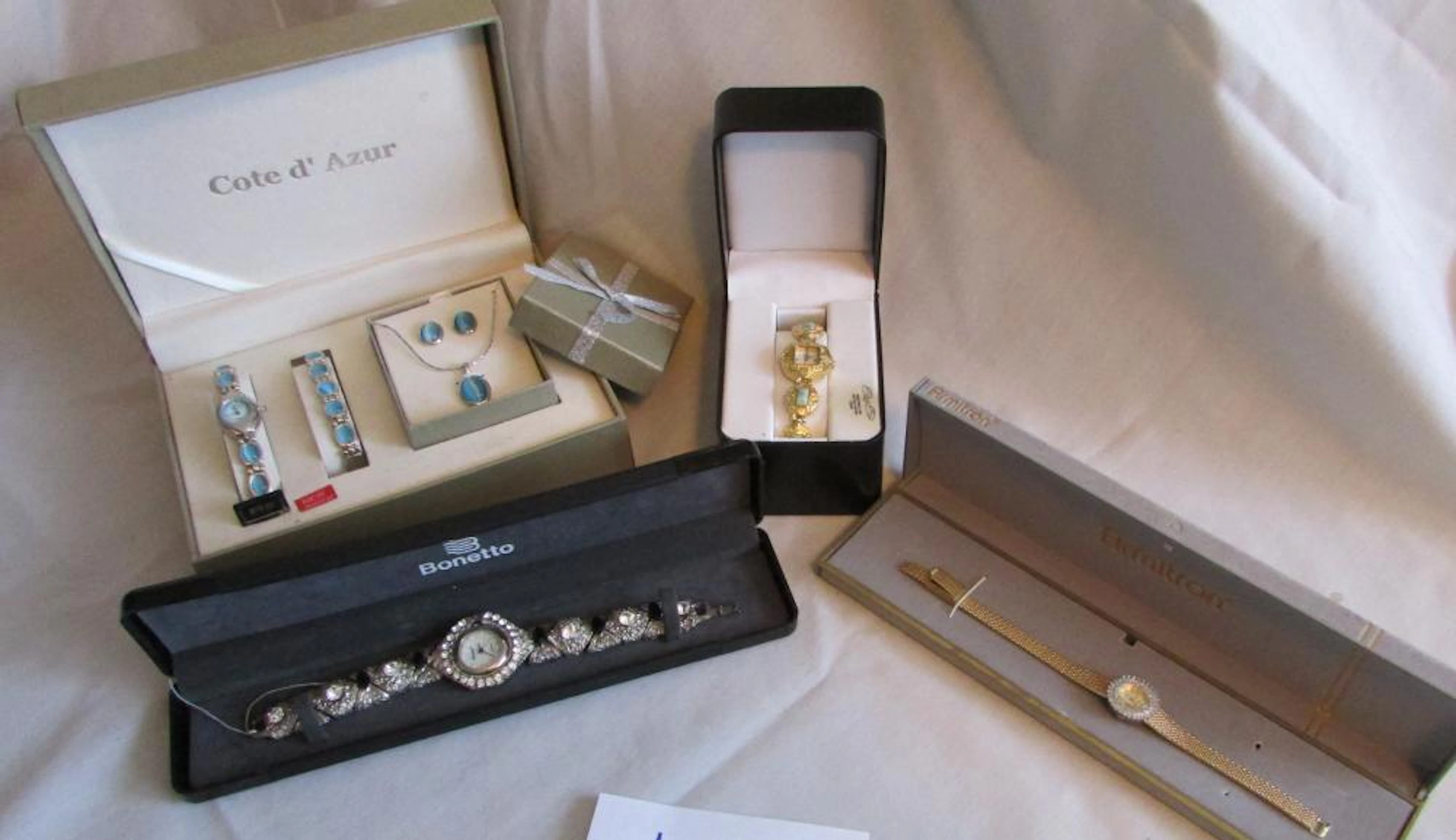 4 Ladies Watches Quartz Italy Gold Japan