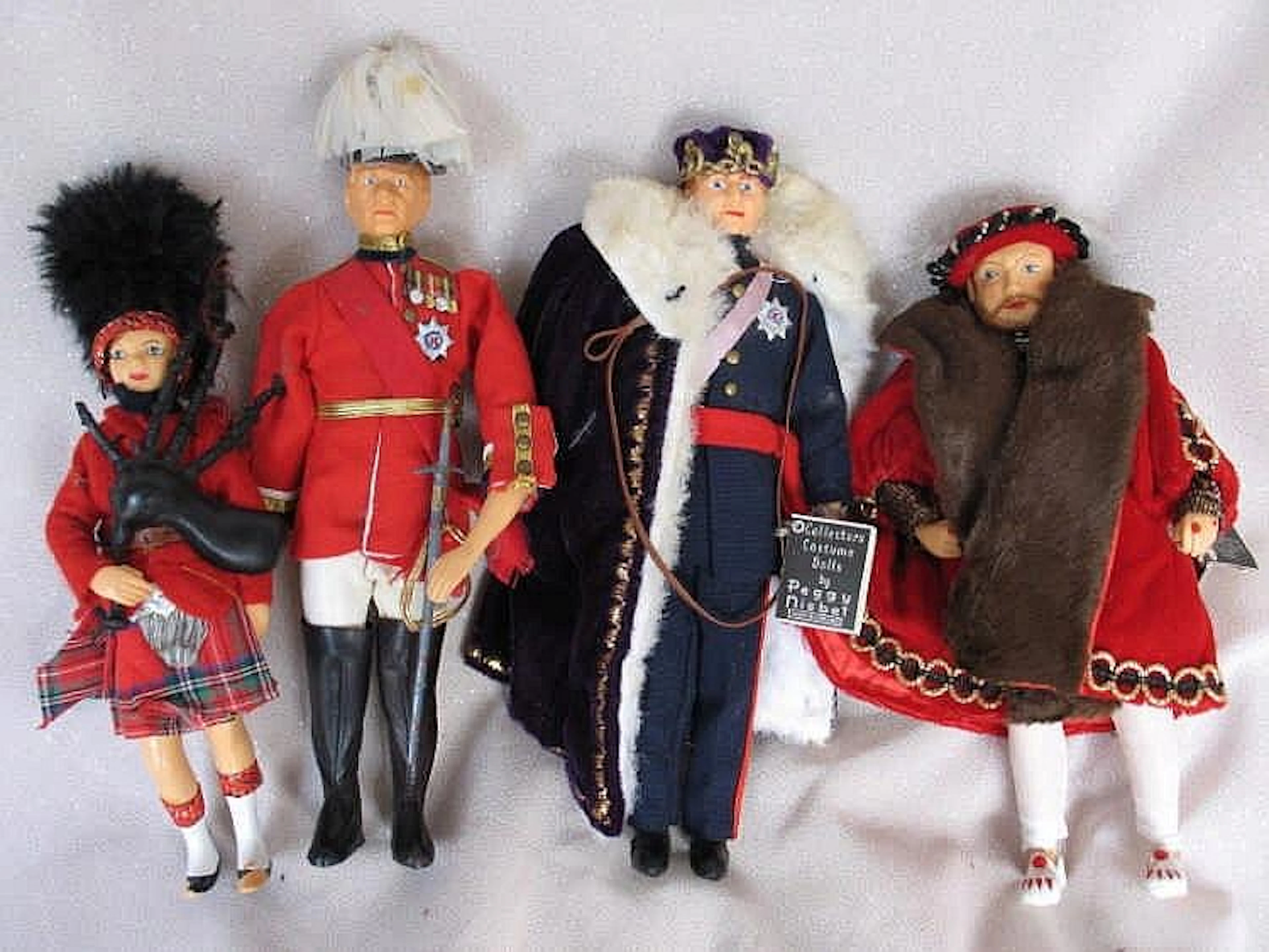. Mixed 17X cabinet dolls/toys to 24cm includes 4X