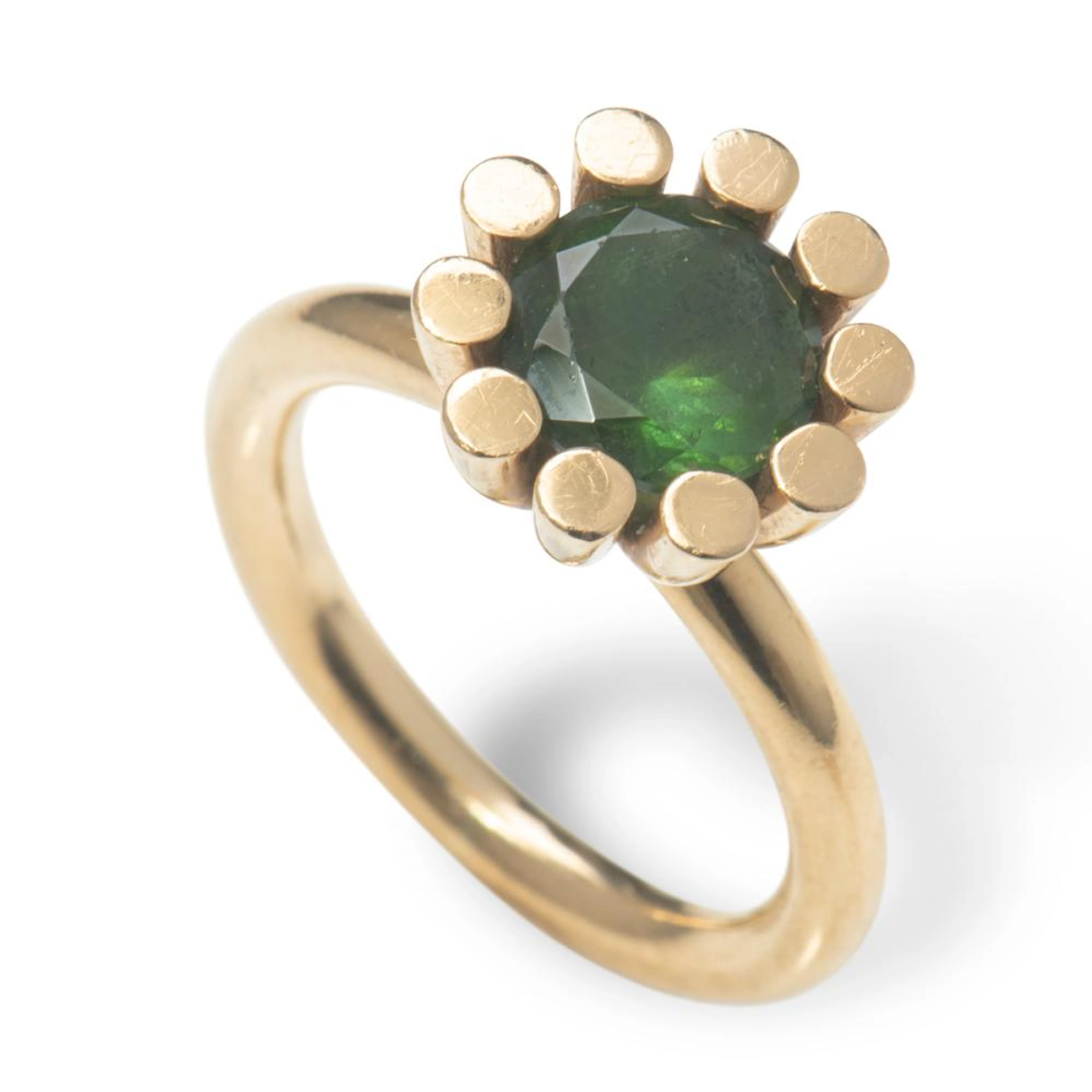 Bron: A green tourmaline ring.