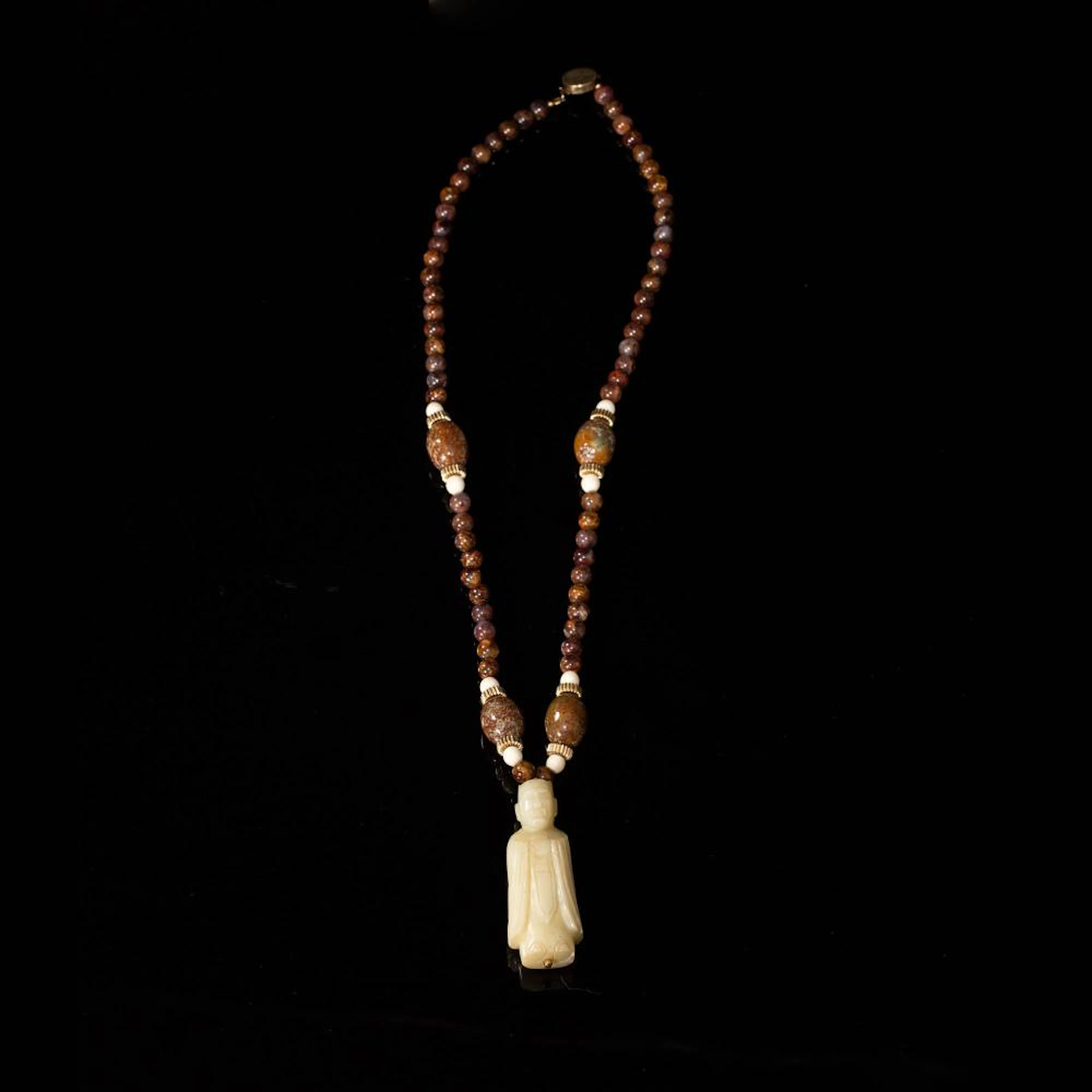 A Chinese necklace with a jade figure toggle, Qing dynasty