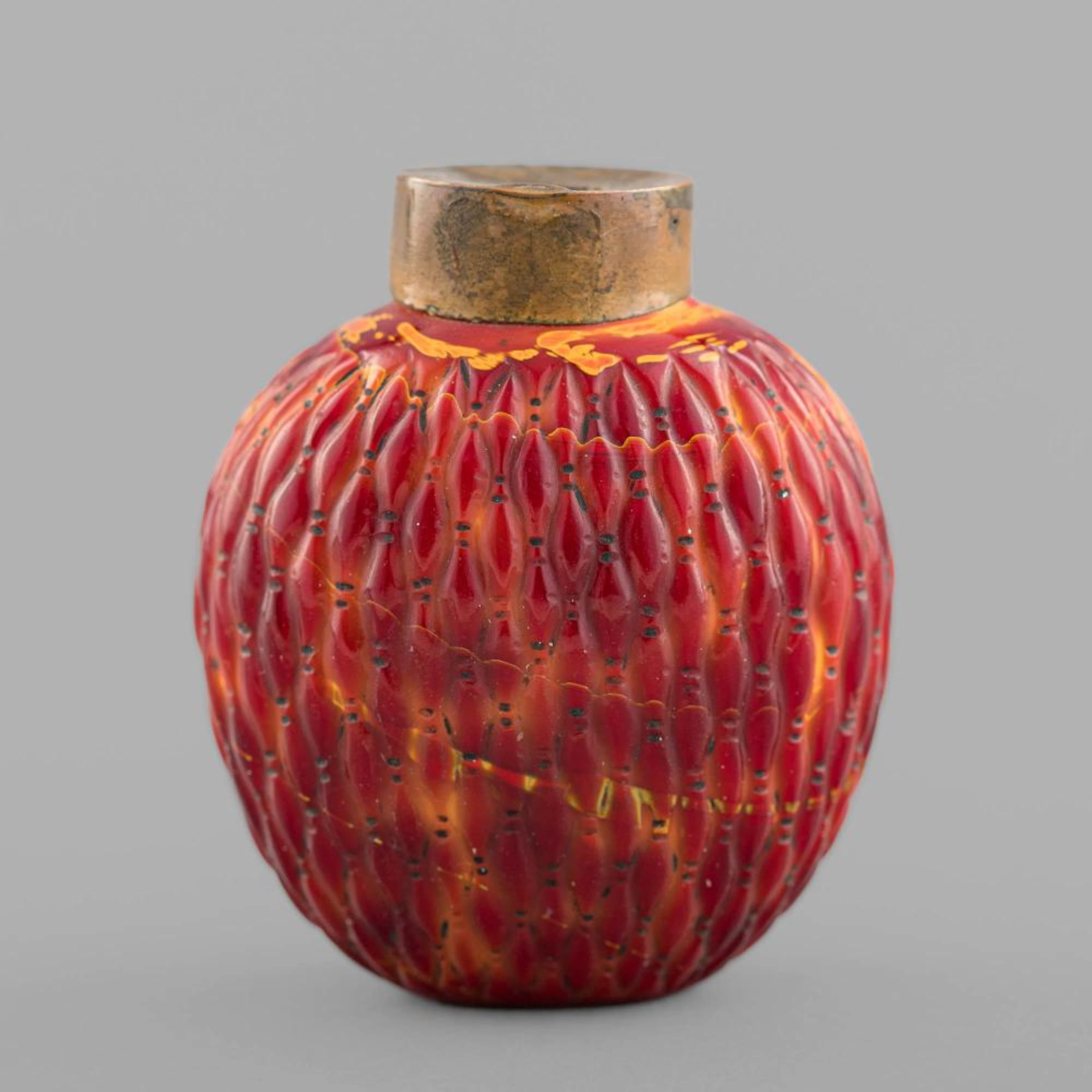 A Chinese Peking glass snuff bottle, 19th century