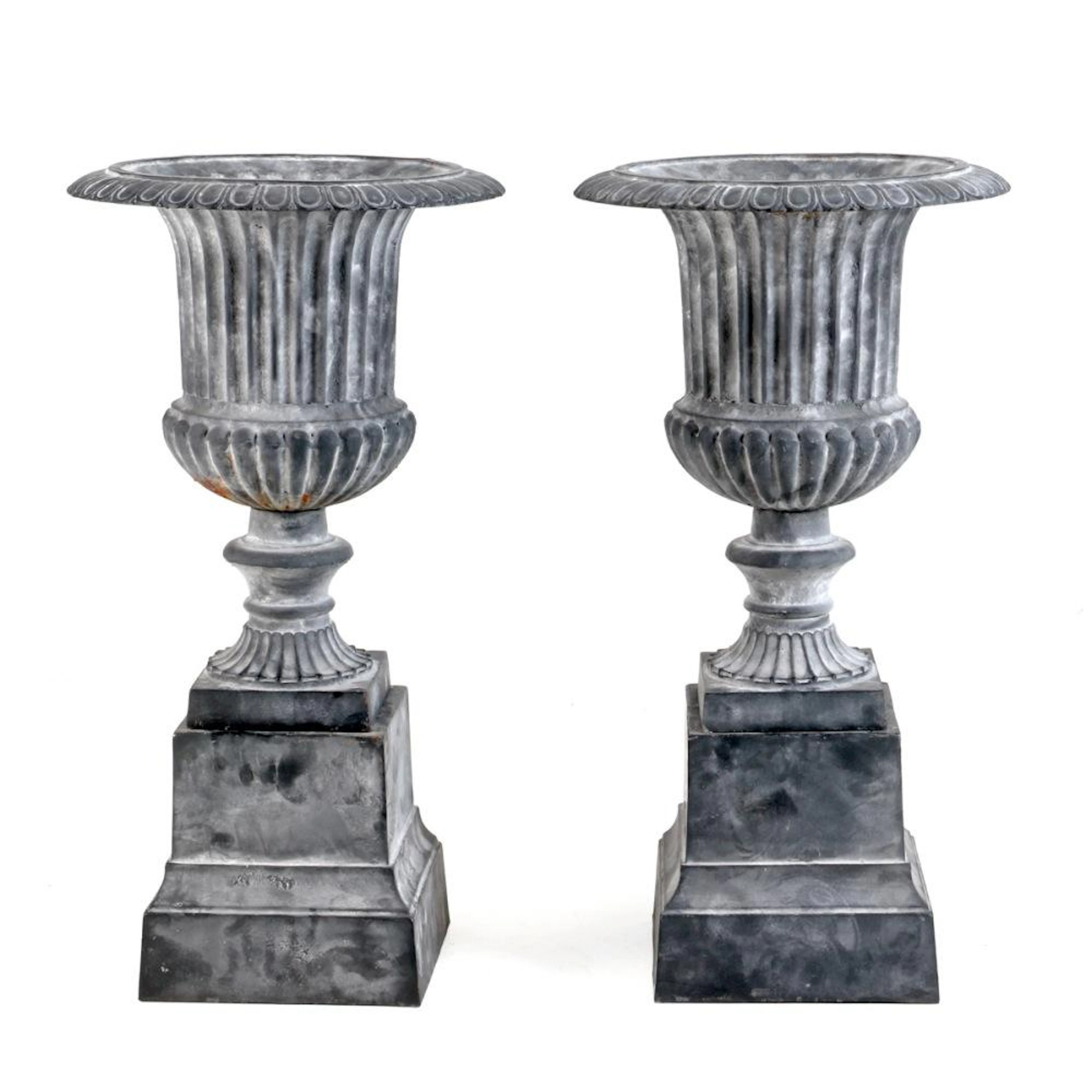 A PAIR OF MÉDICI STYLE GARDEN VASES