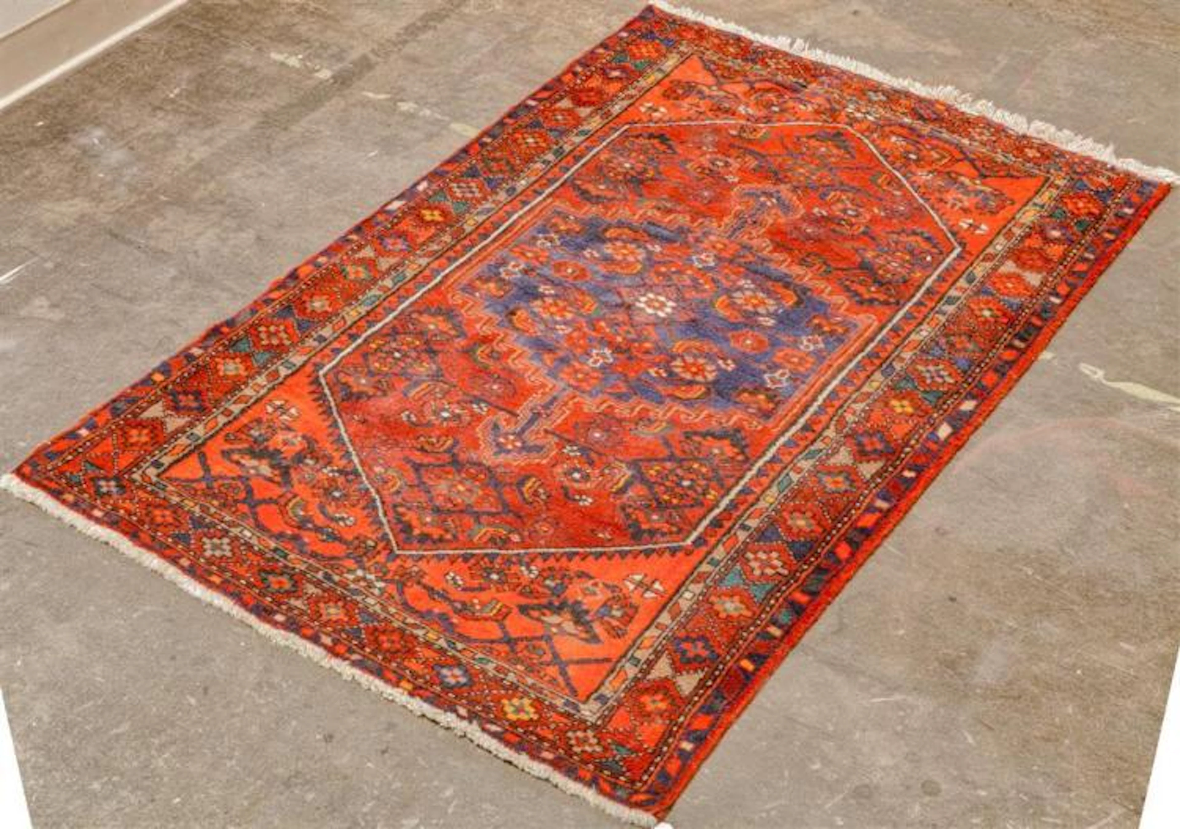 CARPET: HAND-KNOTTED PERSIAN HAMADAN - Wool on a cotton...
