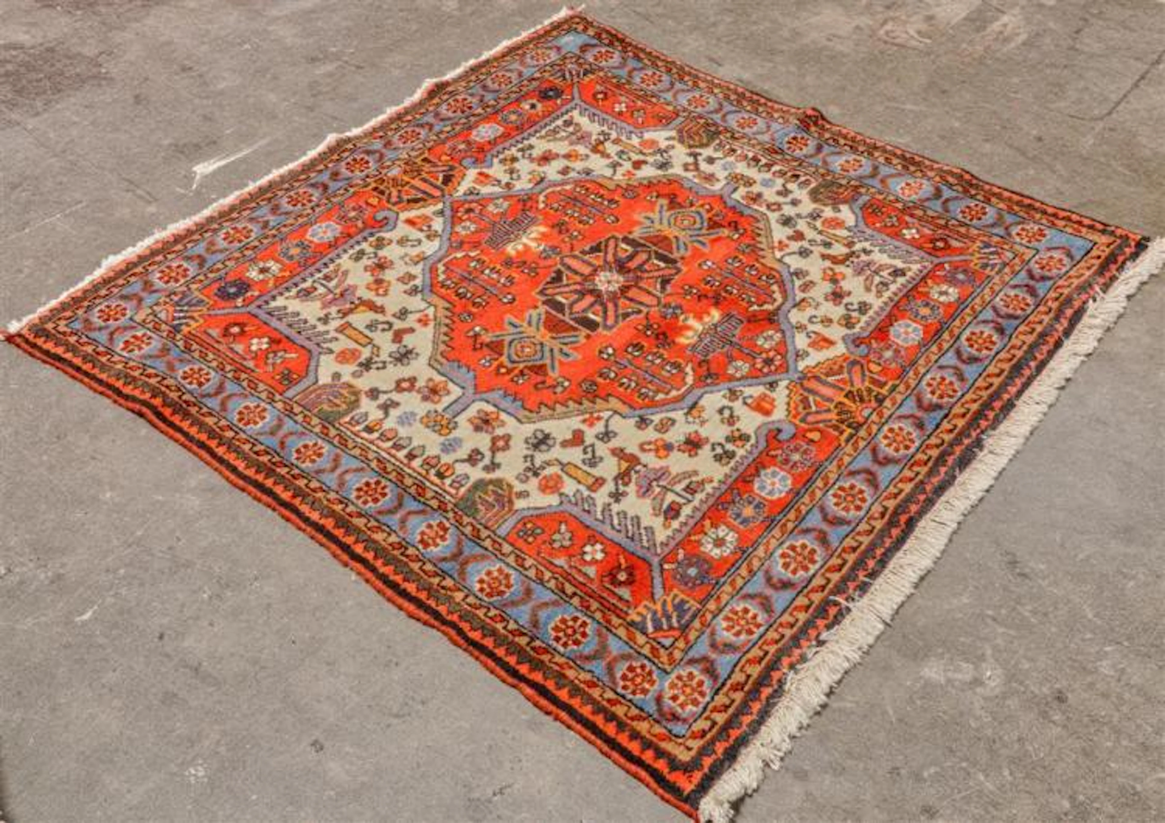 CARPET: HAND-KNOTTED PERSIAN SERAPI - Wool on a cotton...