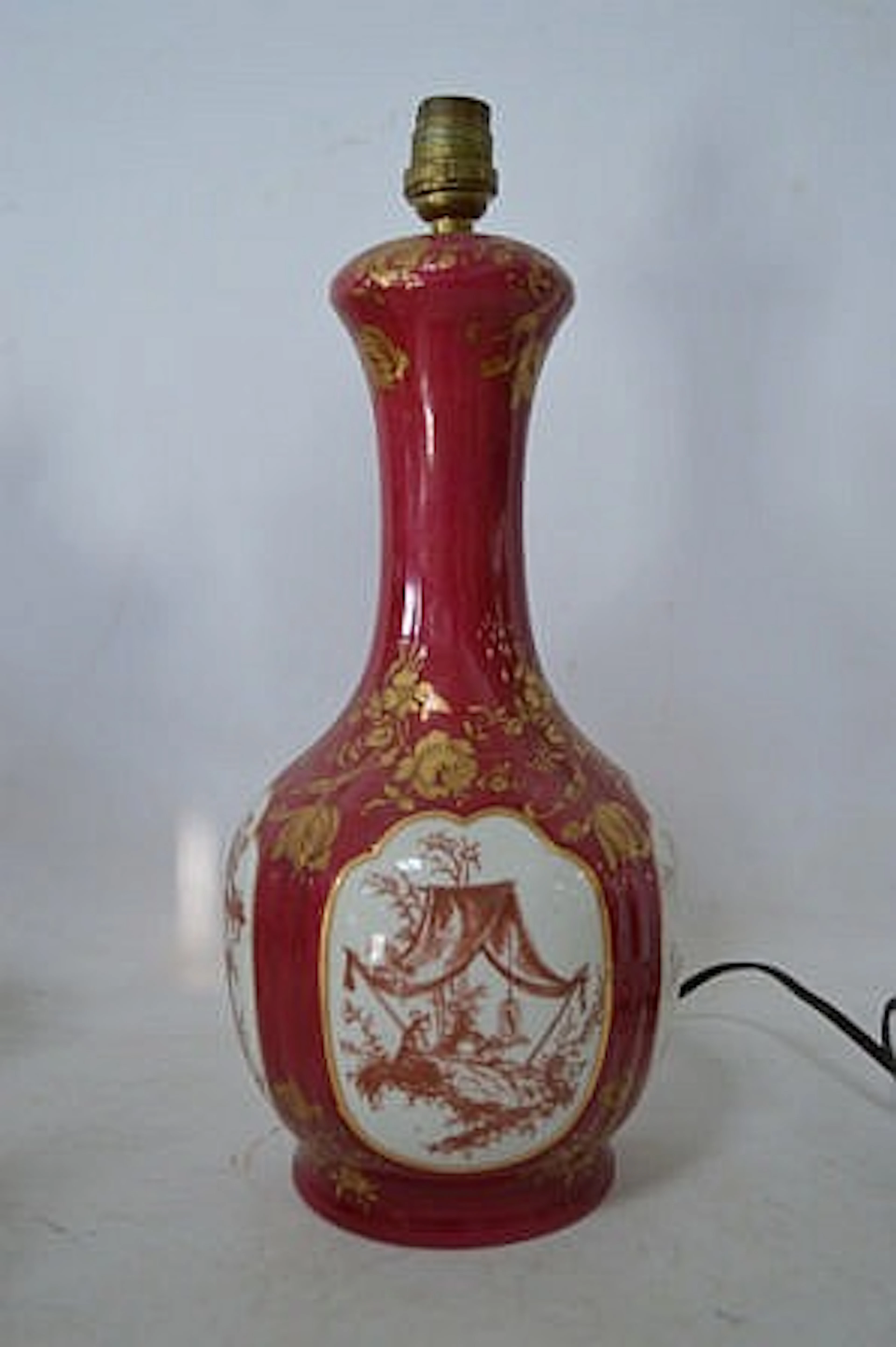 Lampe en porcelaine europeenne rouge carmin à decor dans...