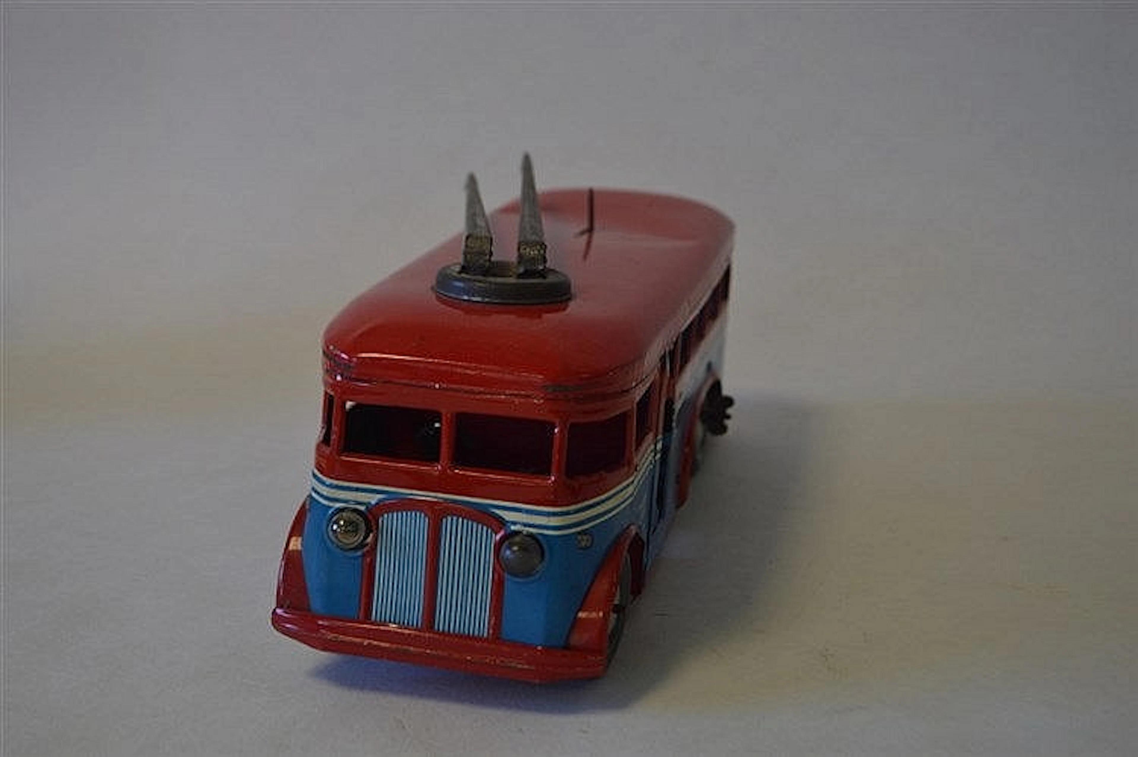 JOUSTRA Trolley en tôle 10,5 x 30 cm ( manque une porte )