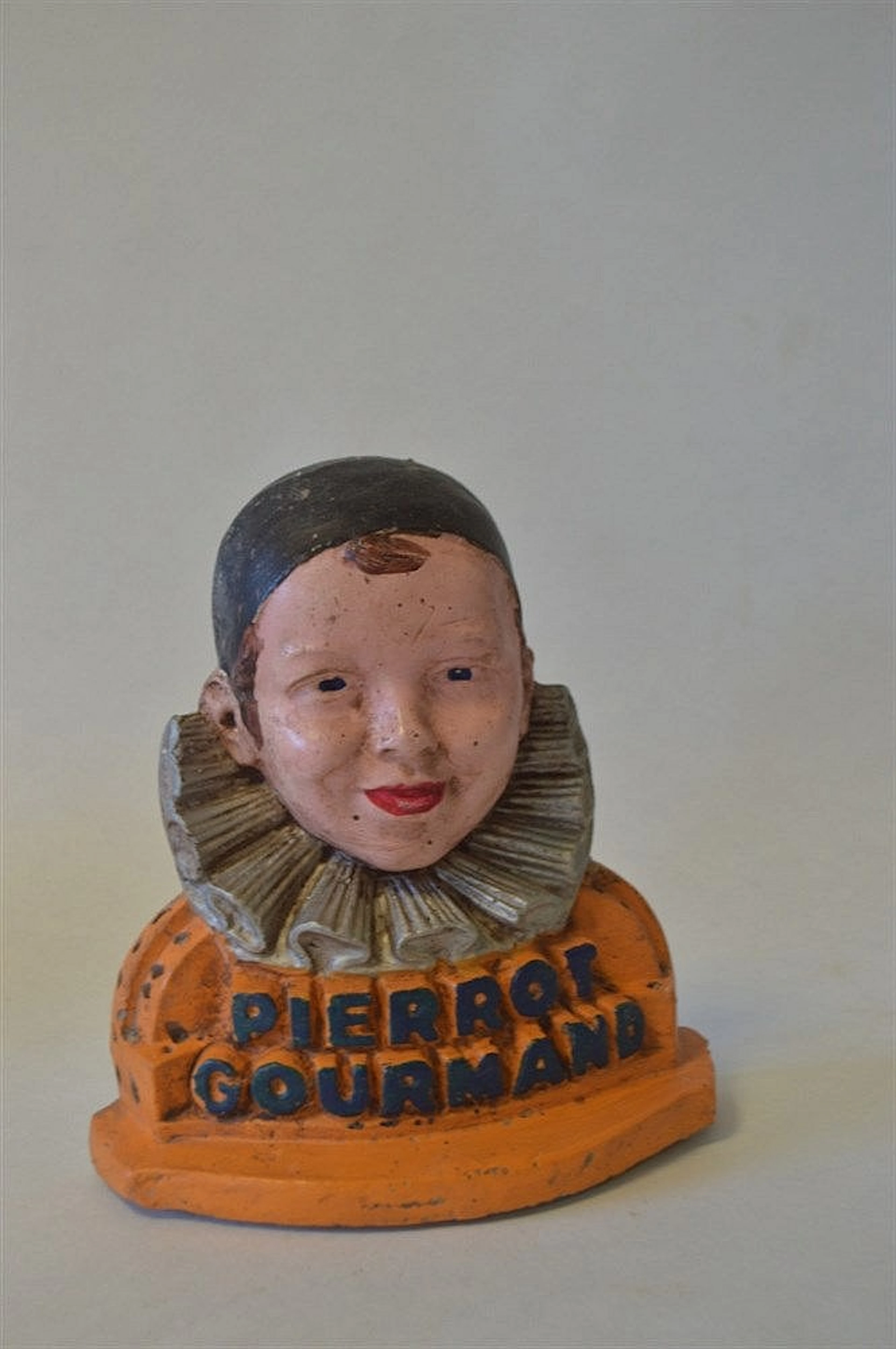 Présentoir Pierrot Gourmand en plâtre. 23,5 cm