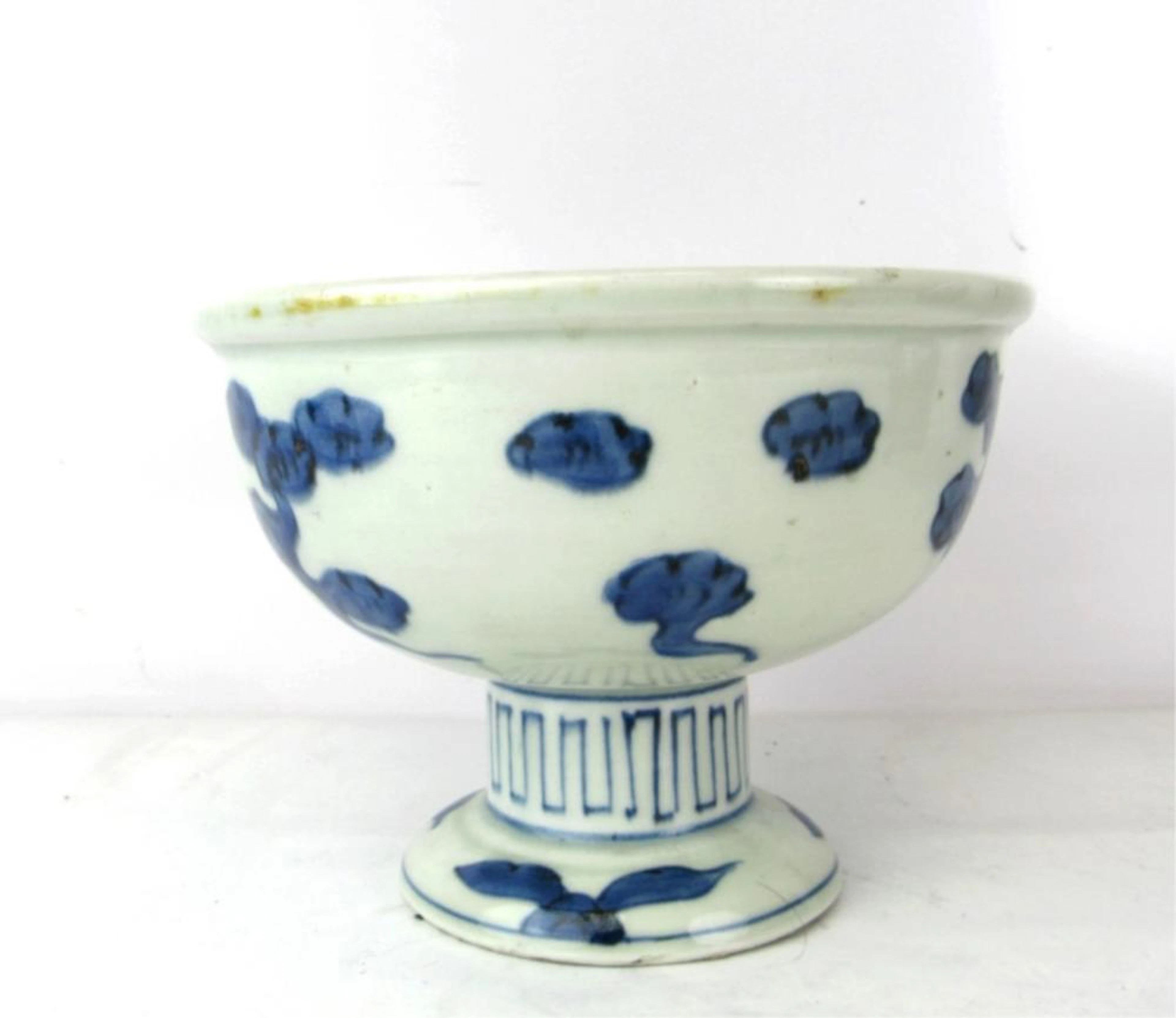 17th-19th Chinese Qing Dynasty blue and white bol