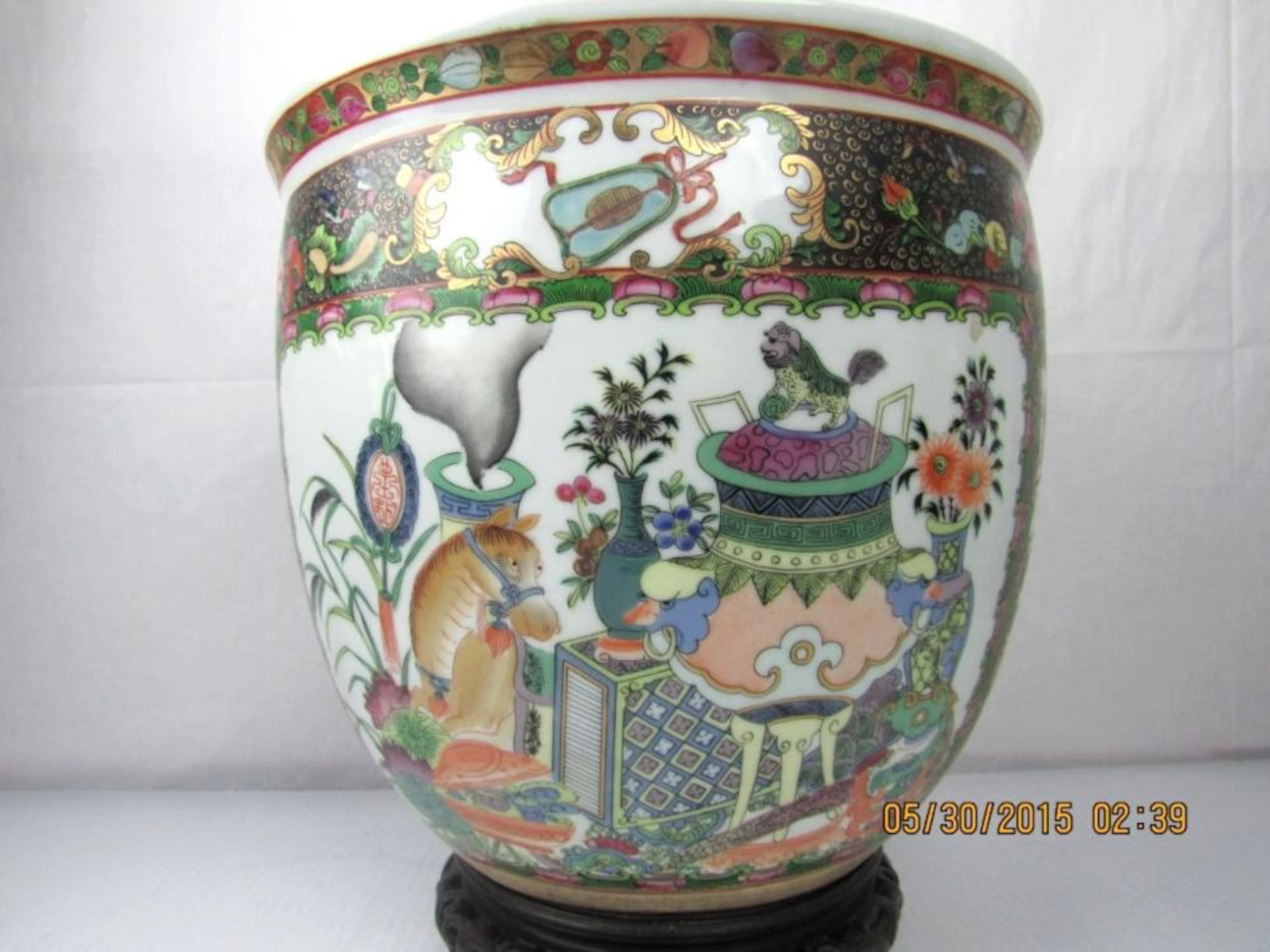 Rose Medallion Pot