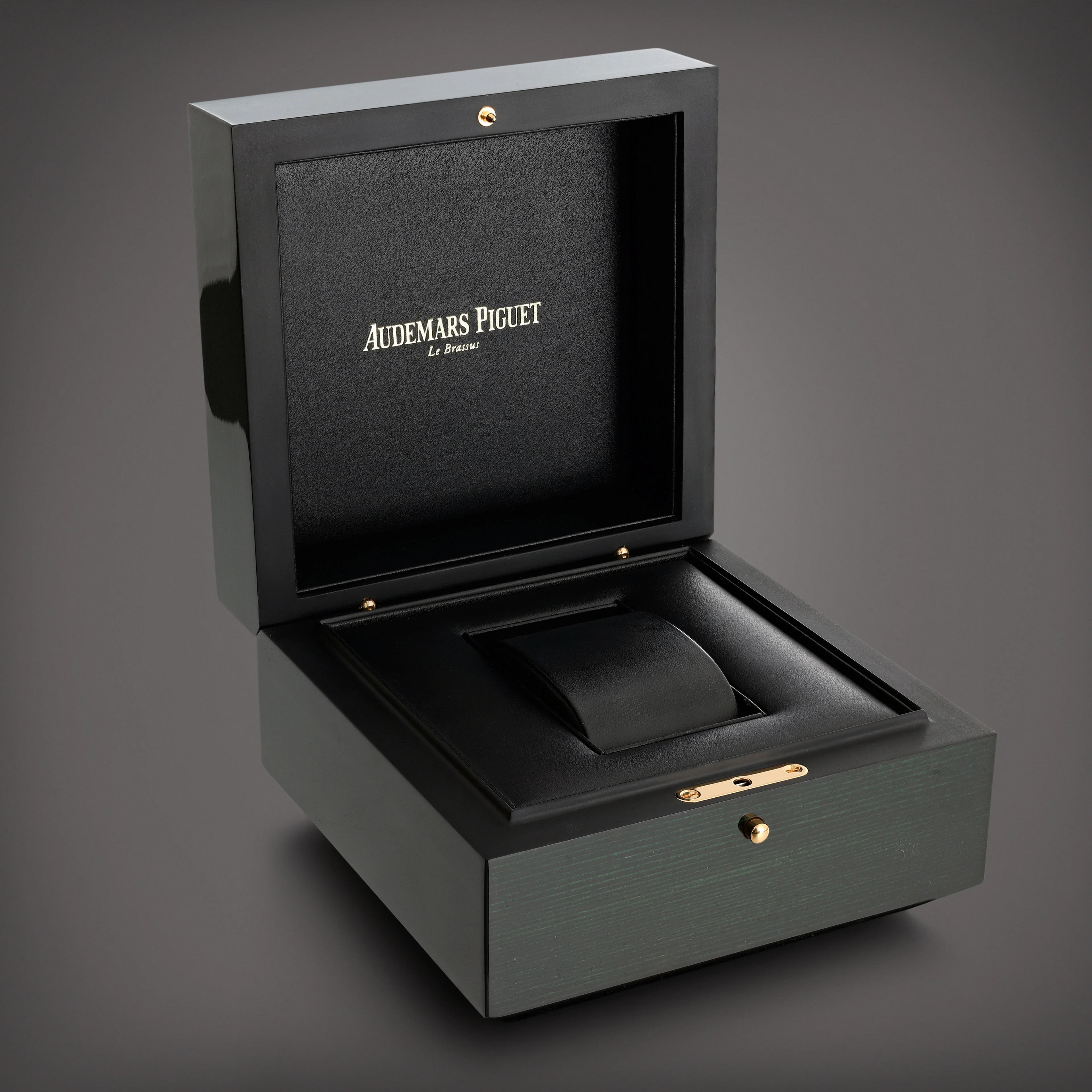 Reference EV.700.023 | A presentation cases with outer packaging | Circa 2015